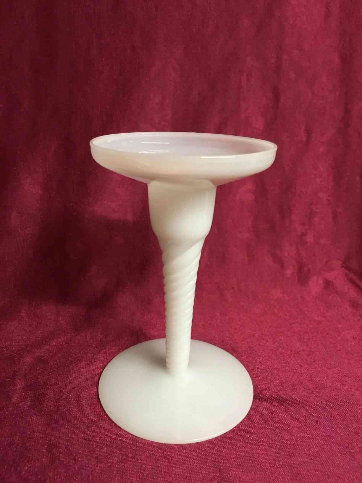 Kastrup -   Amager Twist lysestage 12 cm, hvid opalglas. Pris: 200,- Kr. pr. stk.