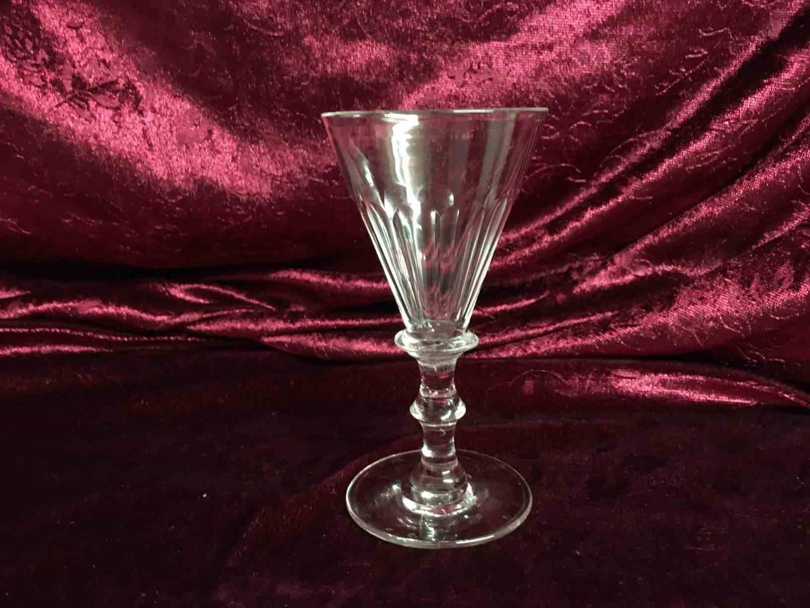 Halvfacetteret glas, spids kumme på stilk med knap fra Holmegaard ca. år 1900 11,5 cm høj i perfekt stand. Pris: 250,- Kr. pr. stk.