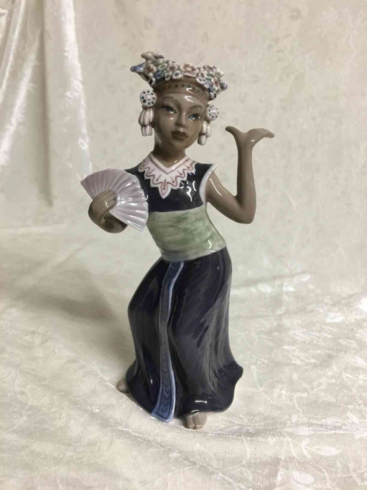 Orientalsk danserinde Aju Sitra nr. 1322 i lilla dragt med grønt skærf 1. sortering i perfekt stand. Pris: 4.000,- Kr.