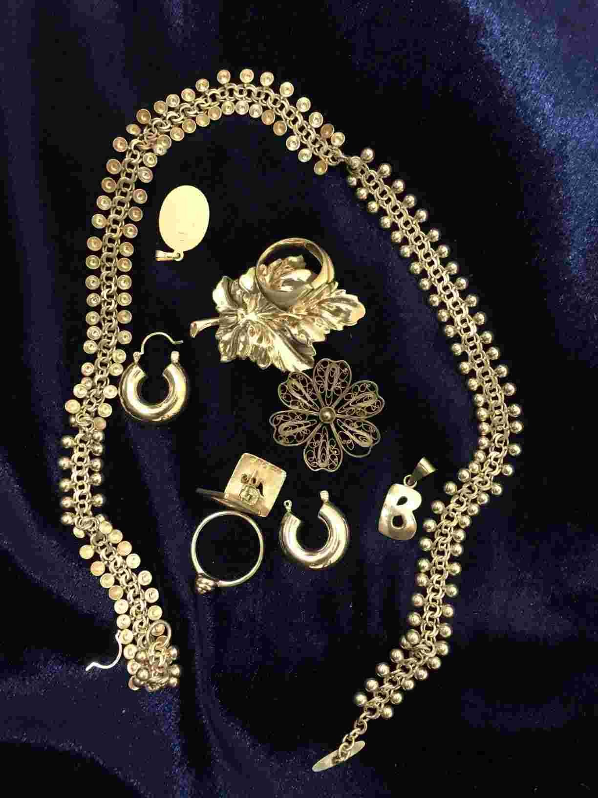 Smykker: Vi tager imod alle typer guld og sølv smykker, også selvom de er beskadigede eller slidte.