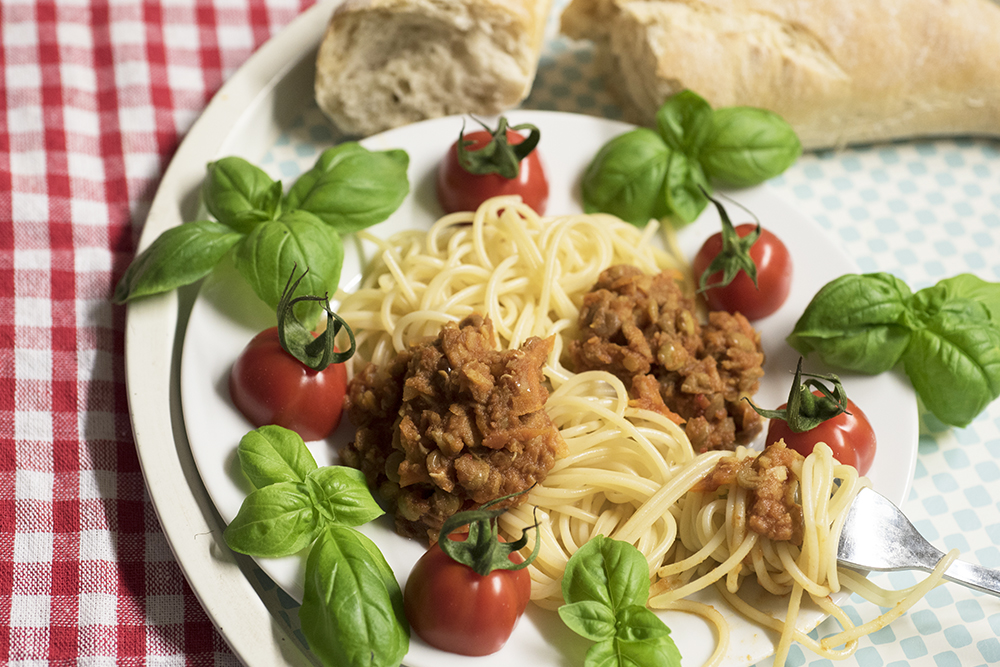 Mustig pastasås med linser, tomater och rotsaker