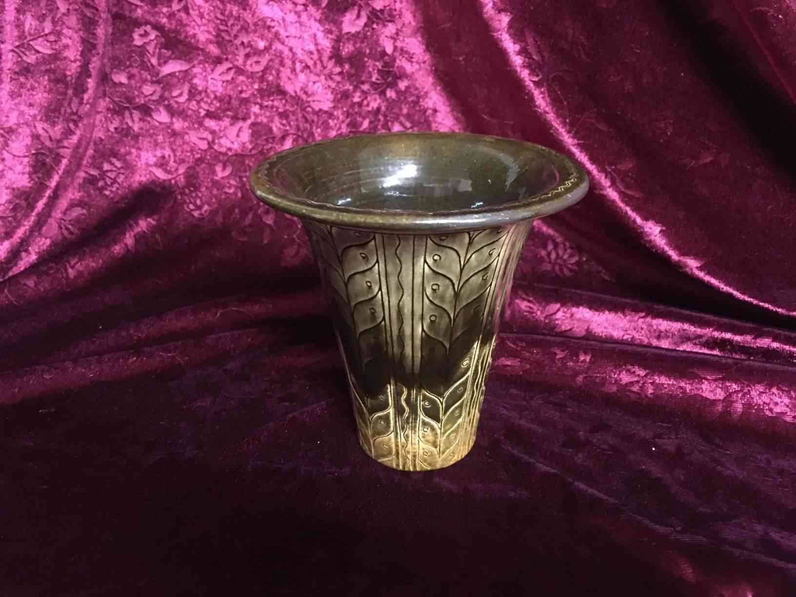 Kähler - Trompet formet vase i brun/gul farve, stillen kaldes "Sgrafitto" og vasen er tilskrevet Karen Kähler fra 1930, i perfekt stand. Pris: 1.200,- Kr.