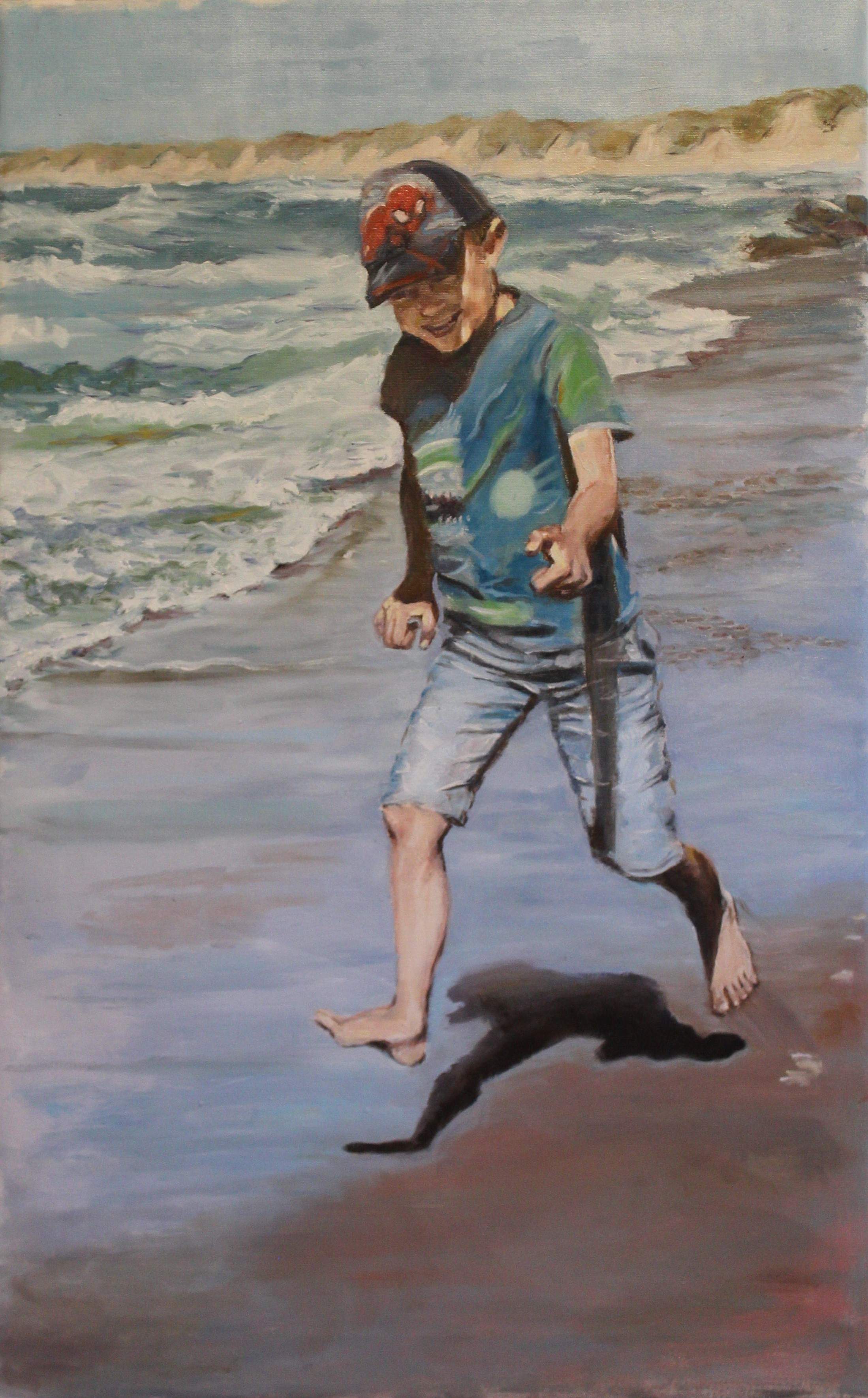 Oliemaleri af dreng der springer langs stranden malet af Tove Lois Andreasen