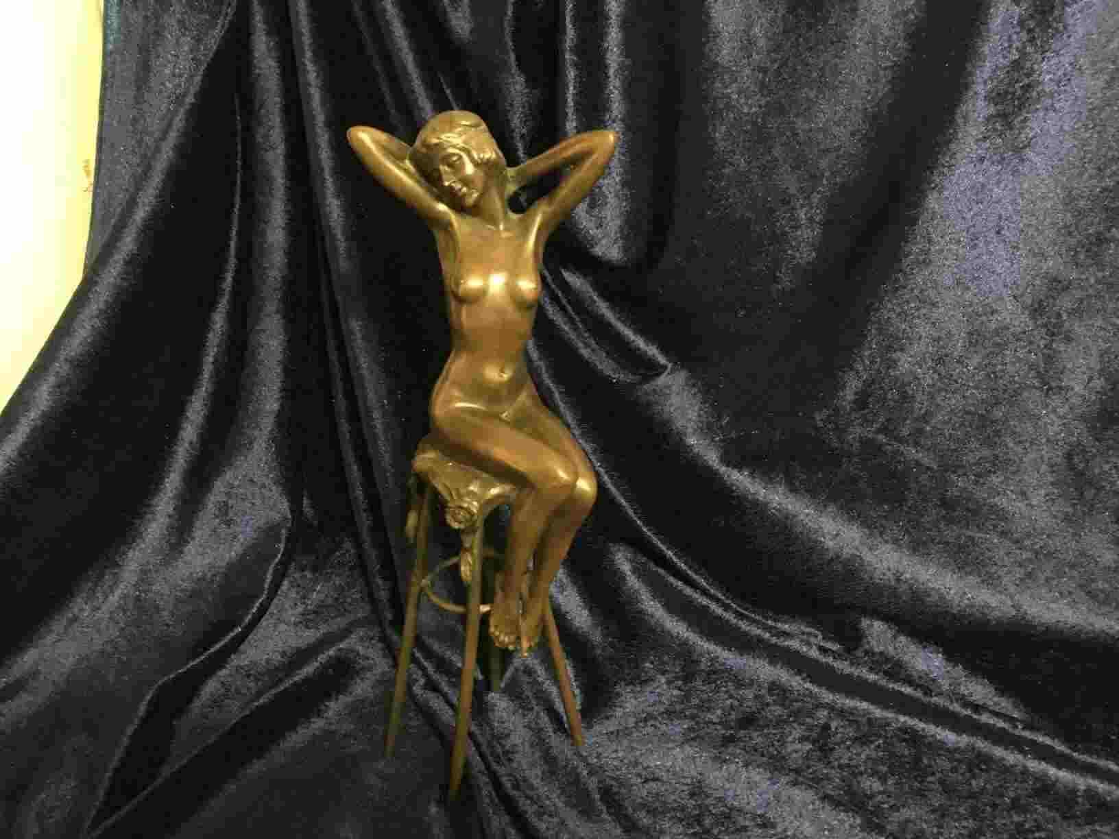 Dimitri Haralamb Chiparus 1886-1947 Frankrig er kendt for art-deco figurer, denne kvinde sidder i sit Eva-kostume med armene foldet bag nakken. Smukt detaljeret, med ynde og værdighed.11 cm høj, perfekt stand. Pris: 1.900, - Kr.