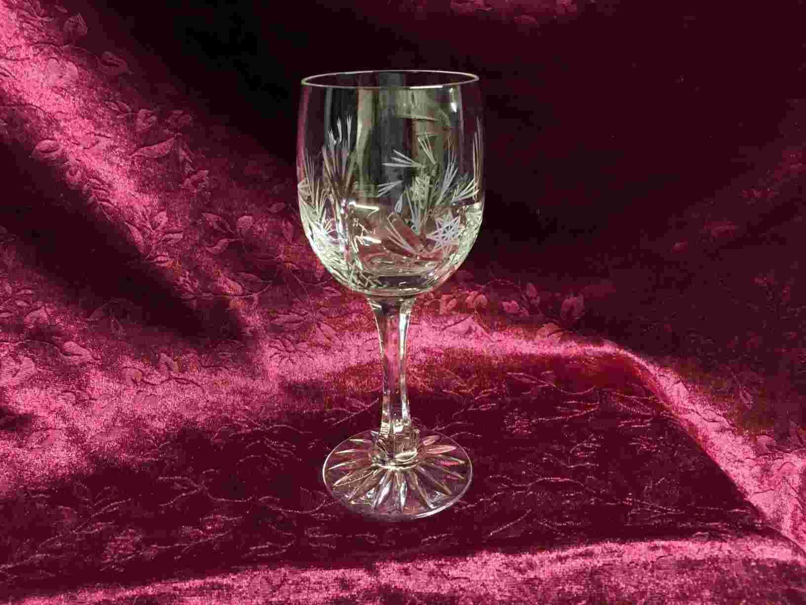 Stjernefod Rødvin – fremstillet af klart bøhmisk krystal i perfekt stand. Pris: 125,- Kr. pr. stk.