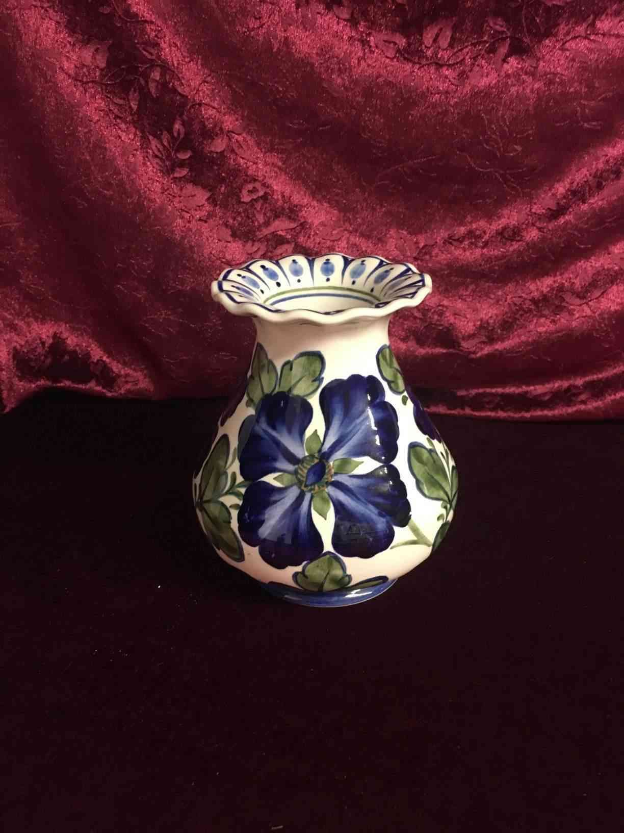 Aluminia - Vase 201/311, formgivet af Harald Slott-Møller i 1904, dekoration ” Clematis”, 14,5 cm høj, i perfekt stand. Pris: 500,- Kr.