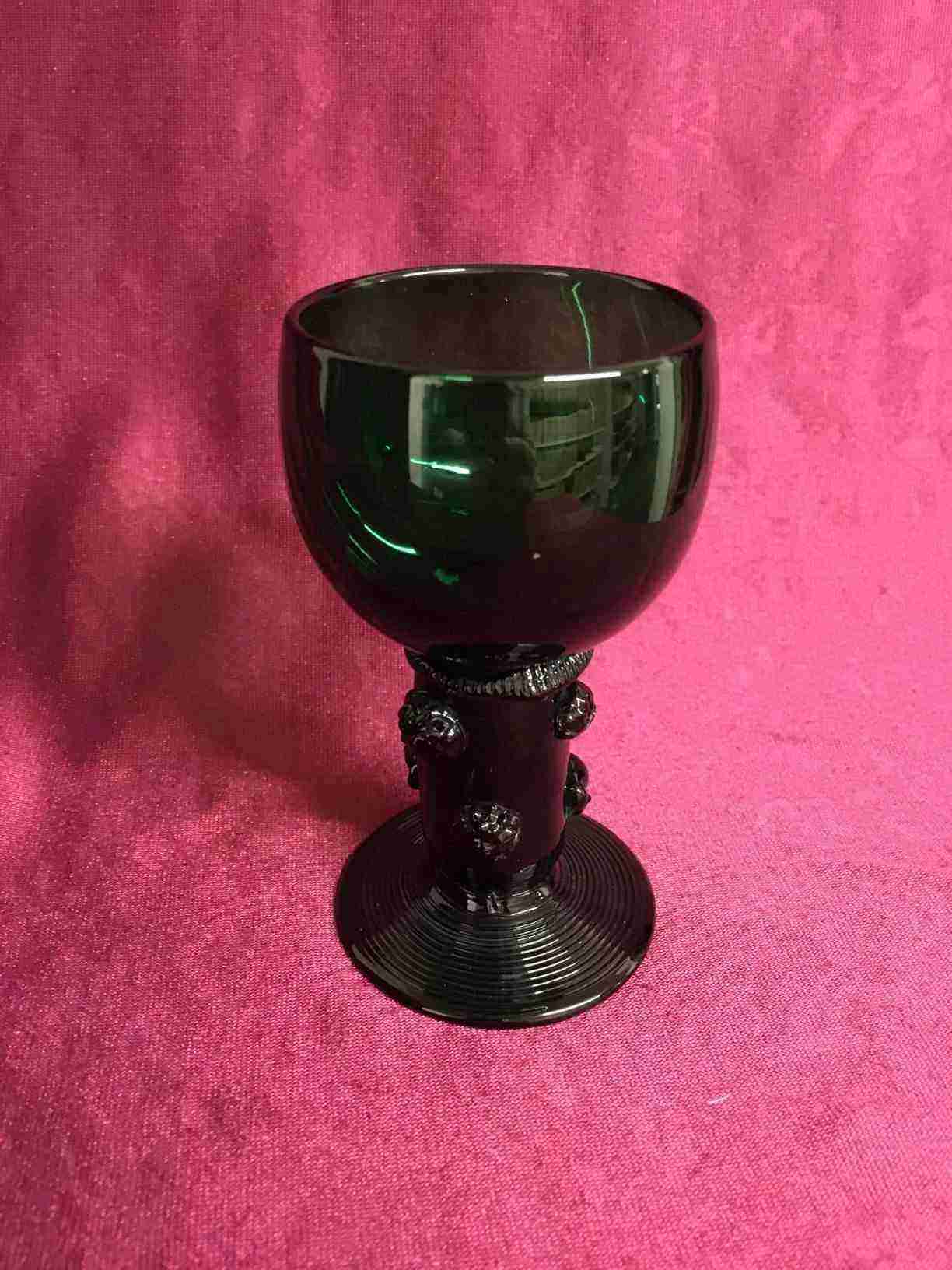 Holmegaard Rhinskviinglas nr. 3 - Römer glas i mørkegrøn krystal, med hul stilk, påsat 6 rosetter fra 1853 i perfekt stand. Pris: 625,- Kr. pr. stk. (12 stk.)