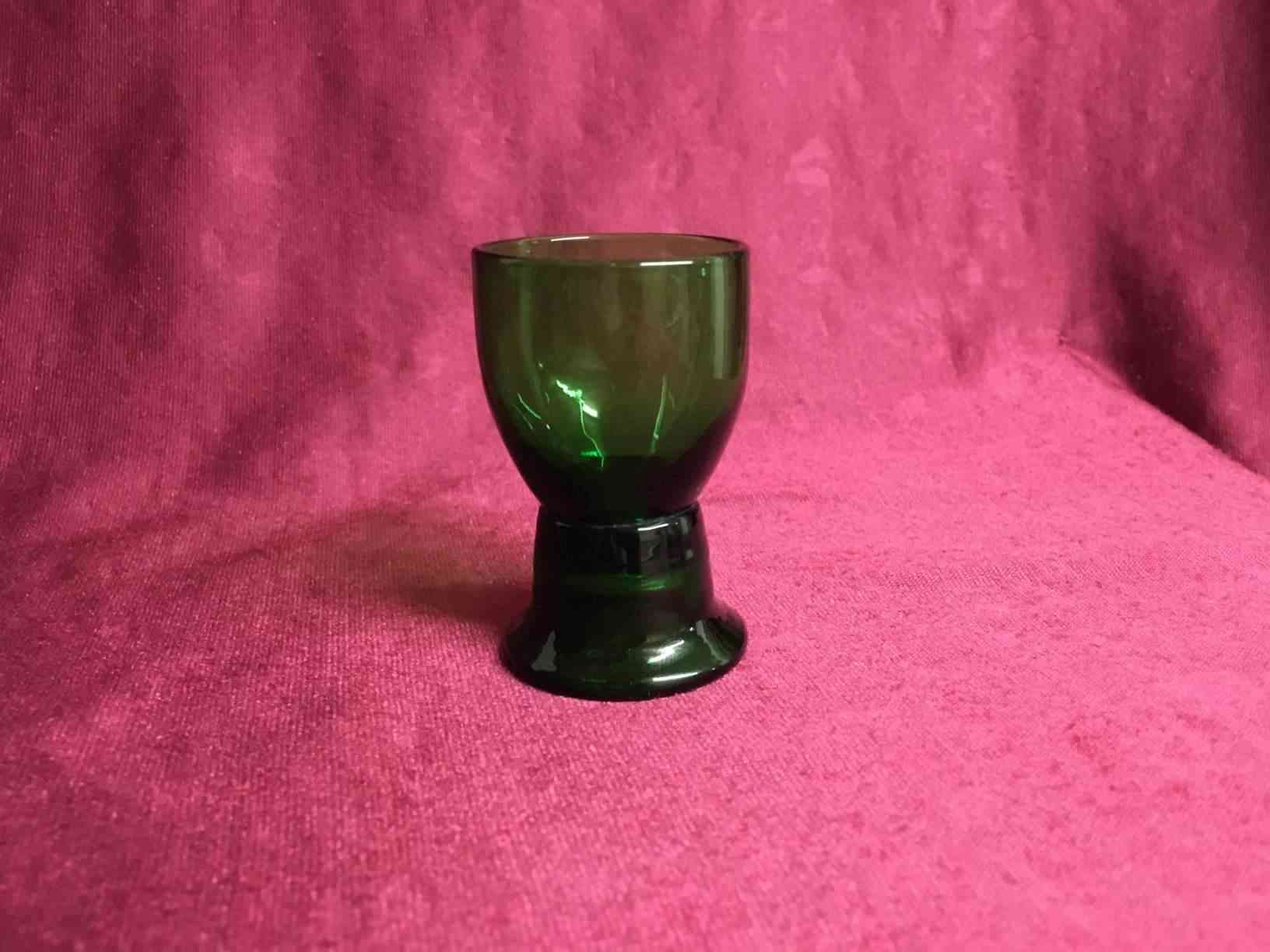 Grønt likørglas "Pepitaglas" ægformet kumme på hul stilk. 6,3 cm højt. Formentlig Holmegaards Glasværk 1867  i perfekt stand. Pris: 275,- Kr. pr. stk. (2 stk.)