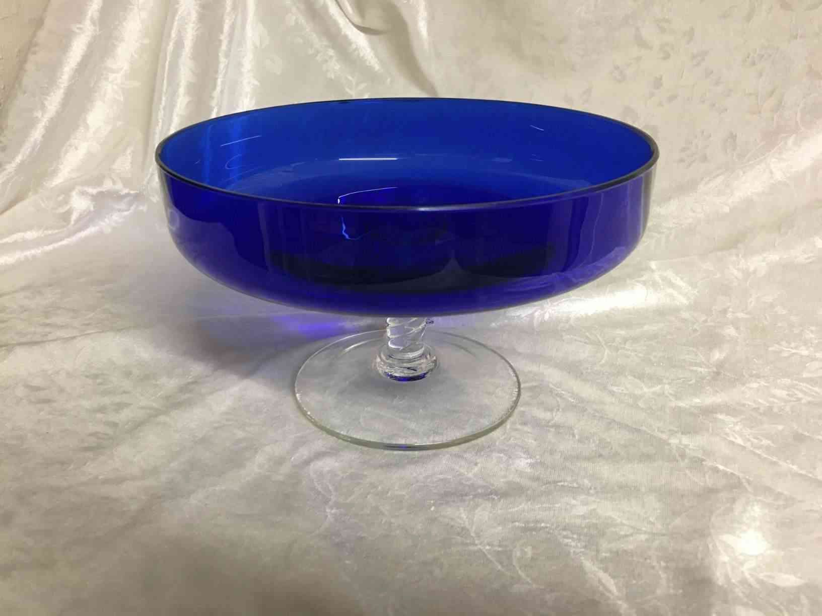 Opsats med twistet stilk i klart glas med glat blå kumme i perfekt stand. Pris: 600,- Kr.