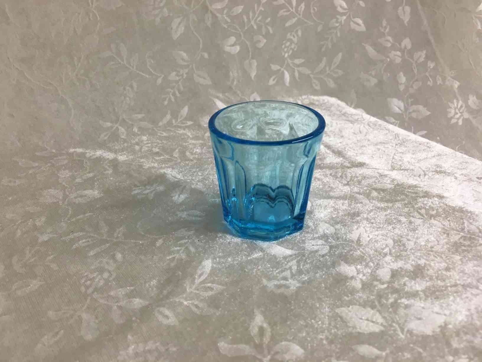 Fyens glas Børneglas produceret mellem 1910-1950, isblå i perfekt stand. (3 stk.). Pris: 450,- Kr. stk.