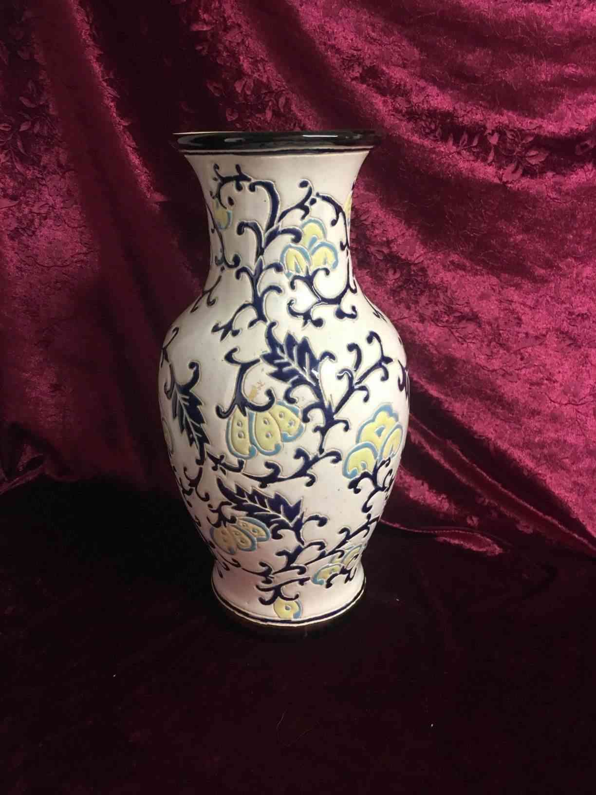 Ukendt - Stor vase fra 1920'erne med blålige aftegninger på lys grund. I perfekt stand. Pris: 600,- Kr.