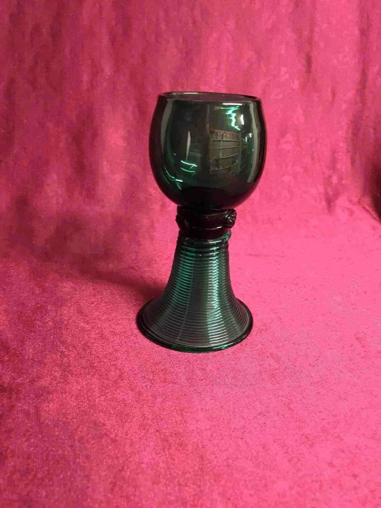 Holmegaard Rhinskviinglas nr. 1 - Römer glas i mørkegrøn krystal, med hul stilk, påsat 3 rosetter fra 1853 i perfekt stand. Pris: 700,- Kr.