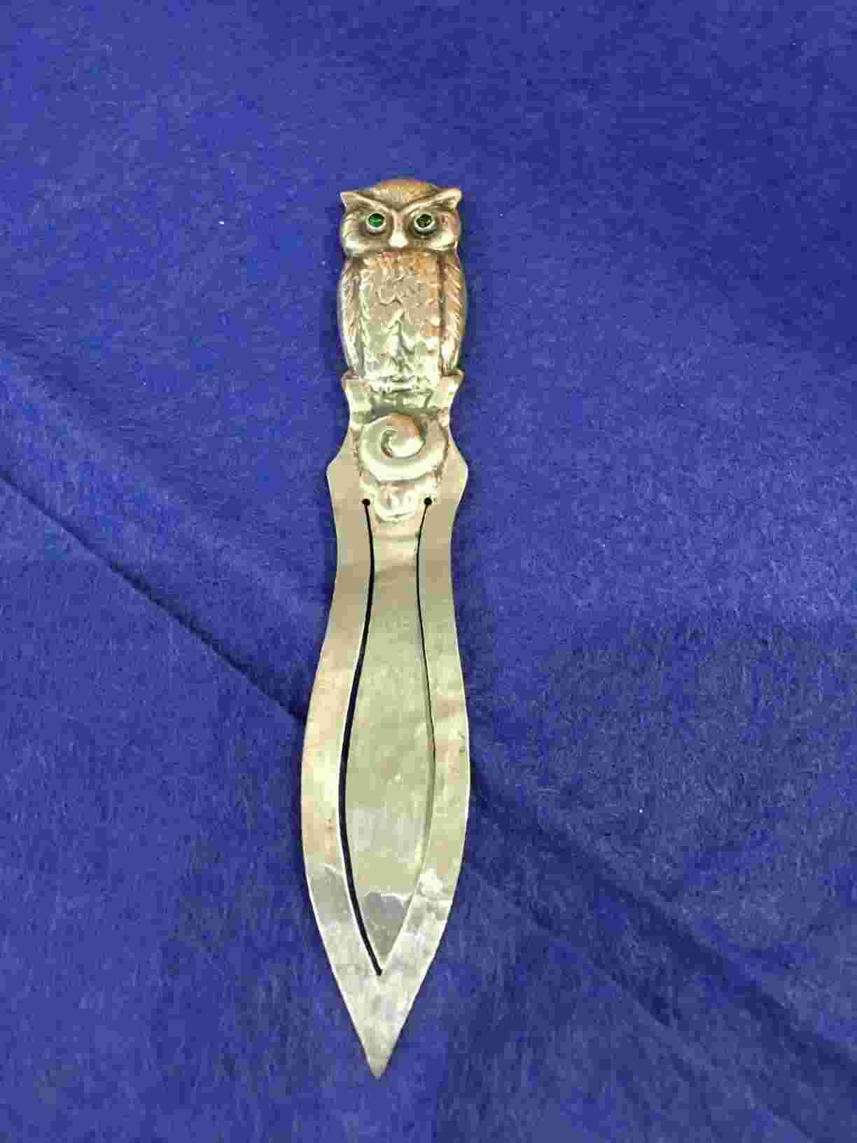 SOLGT - Bogmærke delvist hammerslået sølv (830S) smykket med øjne af grønne sten i perfekt stand.