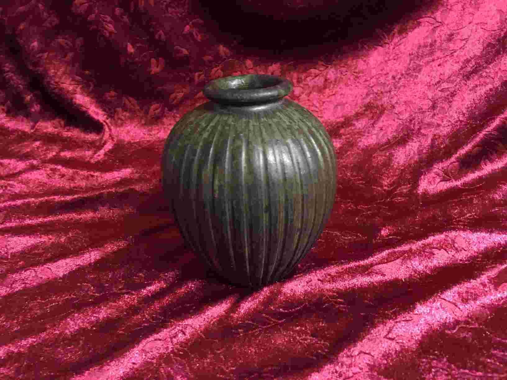 Arne Bang – Vase med den berømte reliefeffekt. Mørk med grønlige elementer, 11,5 cm høj. Signeret AB 124. Perfekt stand. Pris: 5.600, - Kr.