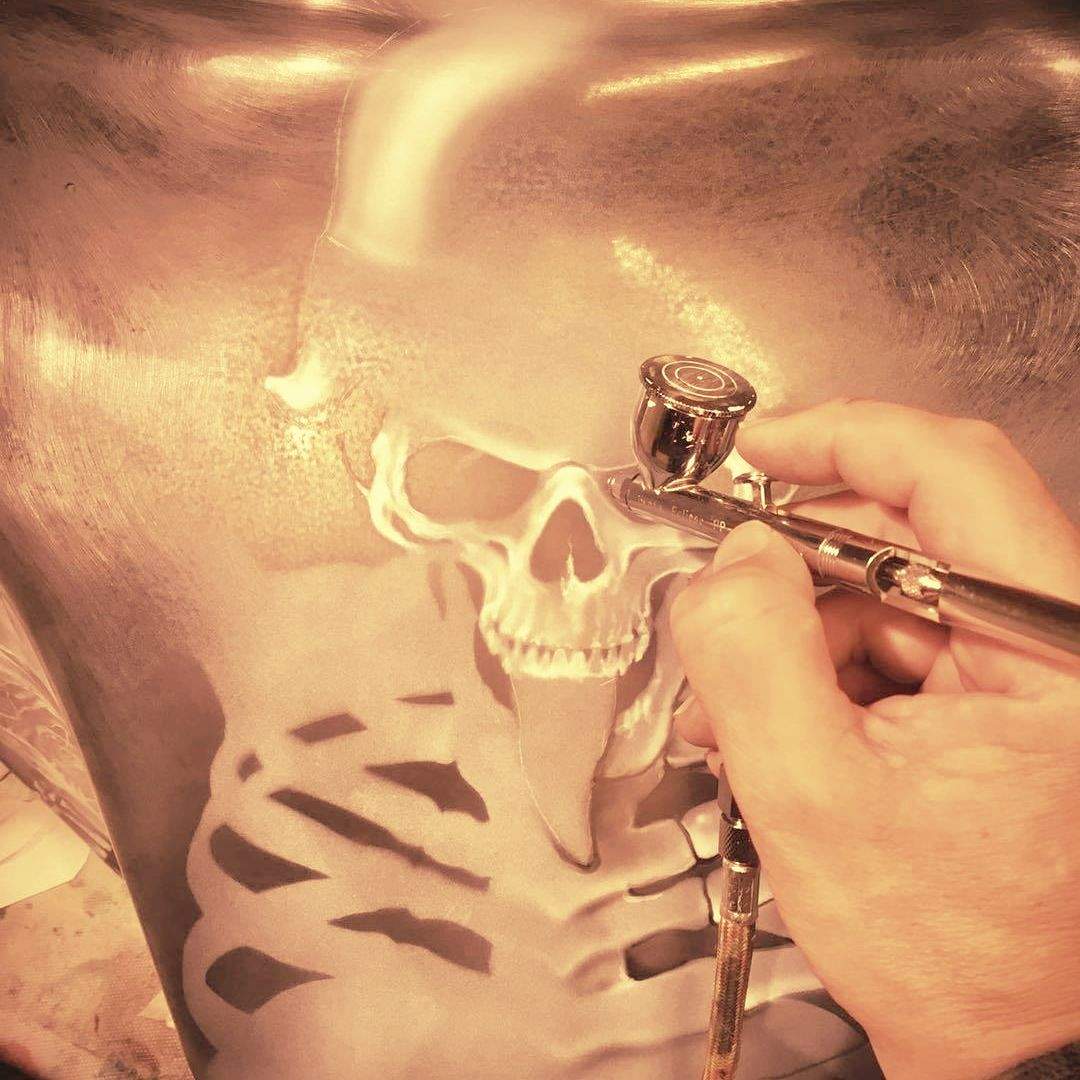 Skull bliver malet med airbrush på Harley-Davidson