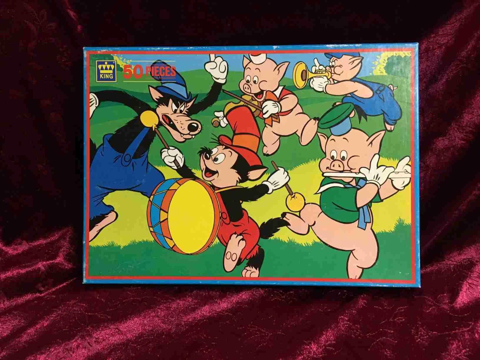 Originalt Disney puslespil med 50 brikker, produceret af King. Store stygge Ulv er ikke helt glad for at Lille stygge Ulv spiller med de tre små grise, i meget flot original stand. Pris: 100,- Kr.