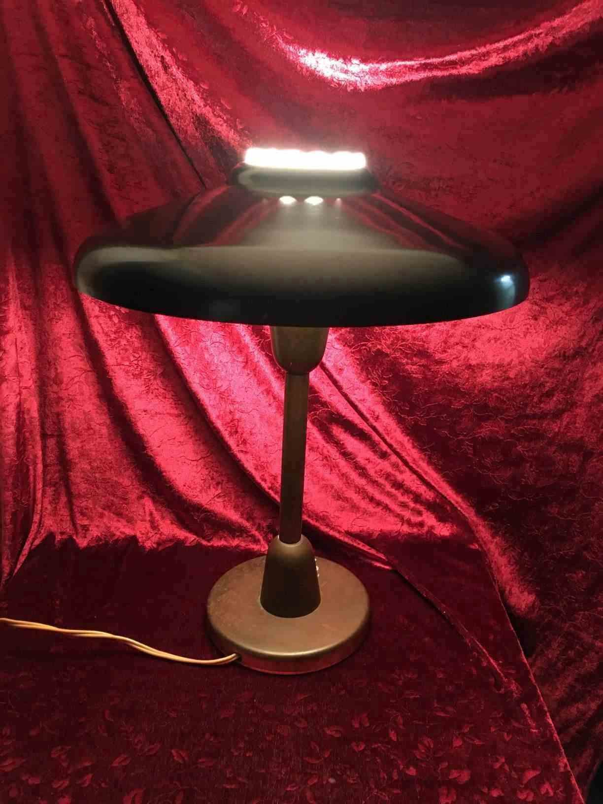 Art Deco bordlampe anno 1930 med fod af patineret messing, todelt skærm i hvid  palglas og sort. Perfekt stand. Pris: 4.500,- Kr.