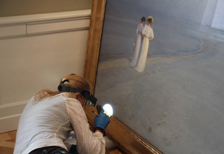 Tilstandstjek af Skagensmaleri ved udlån - Foto: Privatfoto