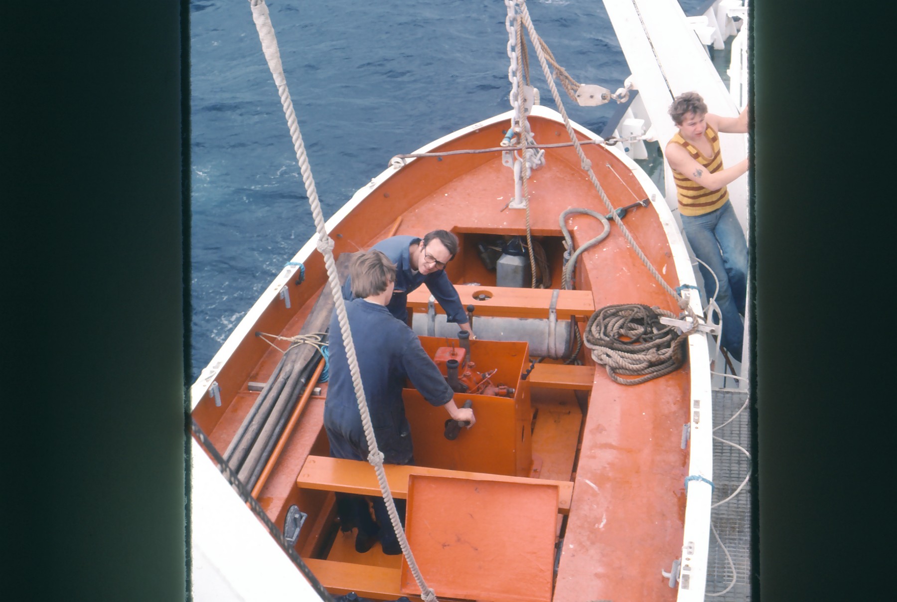 1. mester og 2 aspiranter laver ugentlig eftersyn af motor i redningsbåd