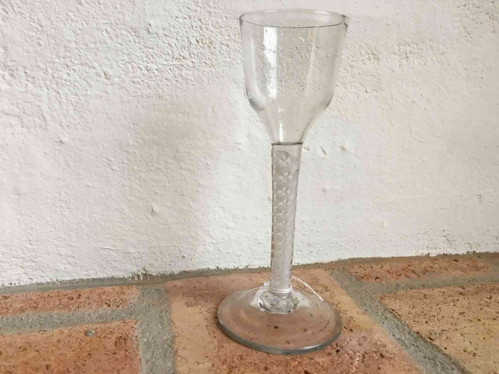 Dessertglas fra 1700-tallet med Engelsk oprindelse. Indblæst luftspiral i stilken, udført som spidsglas i perfekt stand. Pris: 3.500, - Kr.
