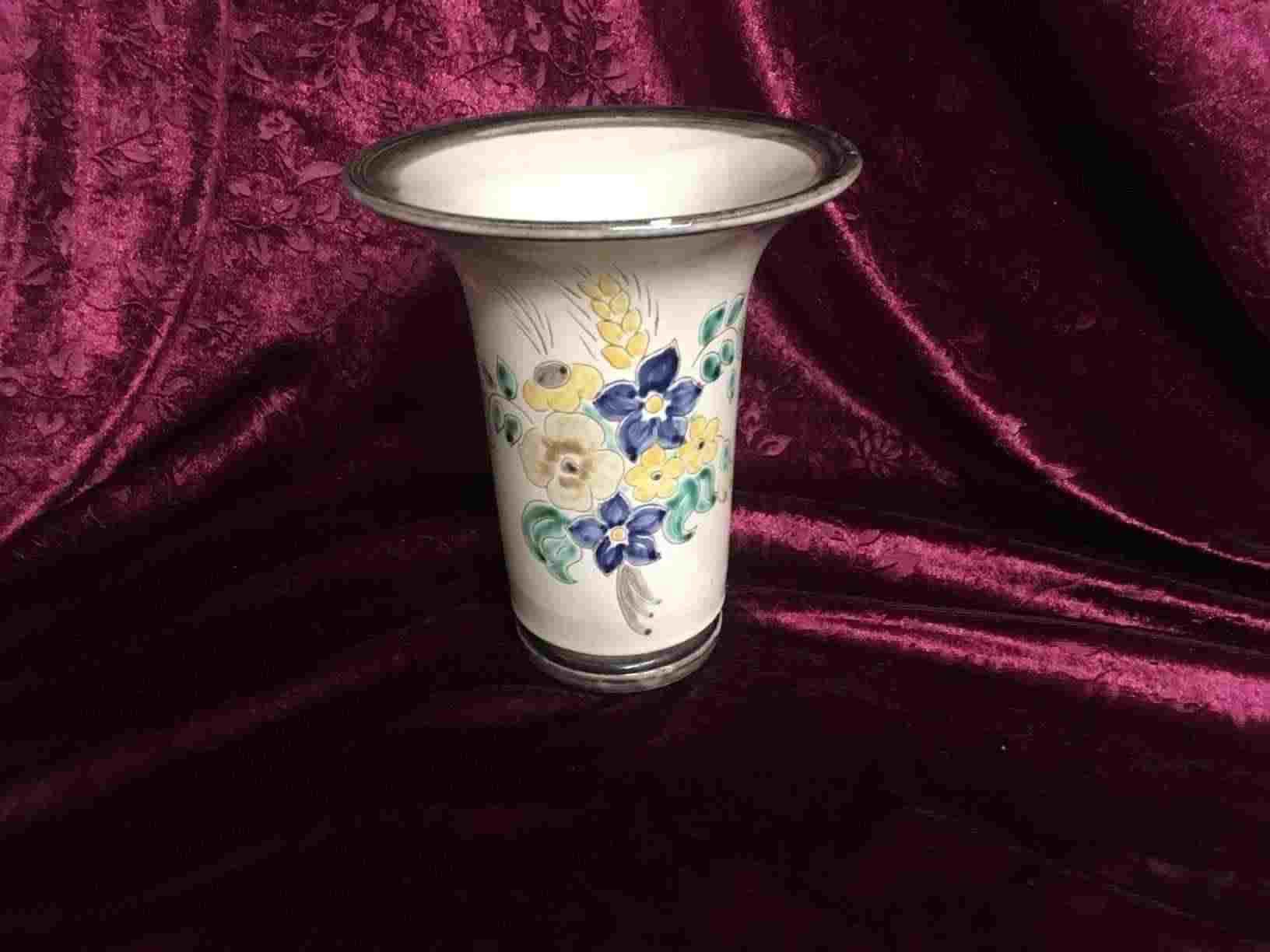 Holbæk Keramik - Lille trompet formet vase med blomstermotiv. Flot stand. SOLGT