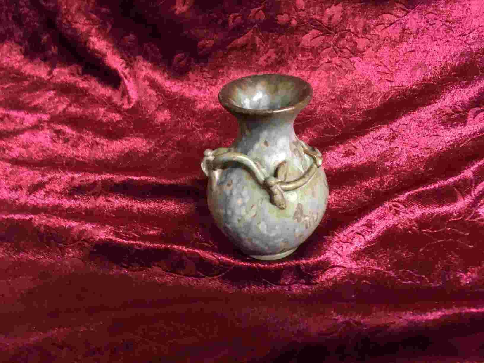 Arne Bang - Den smukkeste og sødeste lille vase, så meget nuttethed i en lille keramikvase kræver en ganske særlig mester. Skønheden her er med op modelleret grenværk og i perfekt stand. Koncentreret skønhed i al enkelthed. Pris: 4.300, - Kr.