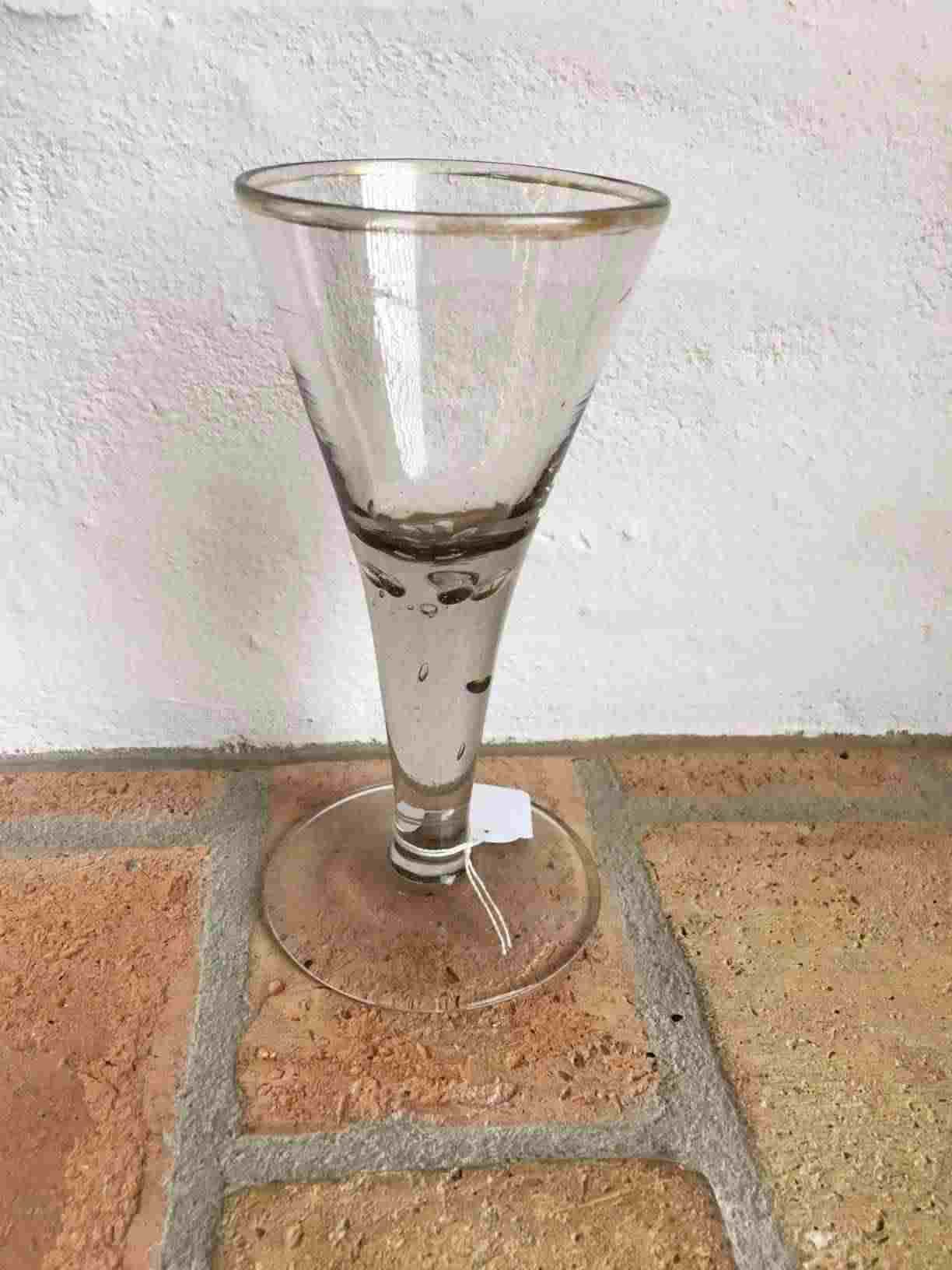 Vinglas fremstillet i blyglas ca. år 1780 antageligt Tysk oprindelse. Med indblæste luftperler i stilken samt lettere slidt guldkant rundt kummens munding, i meget flot stand. Pris: 2.500, - Kr.