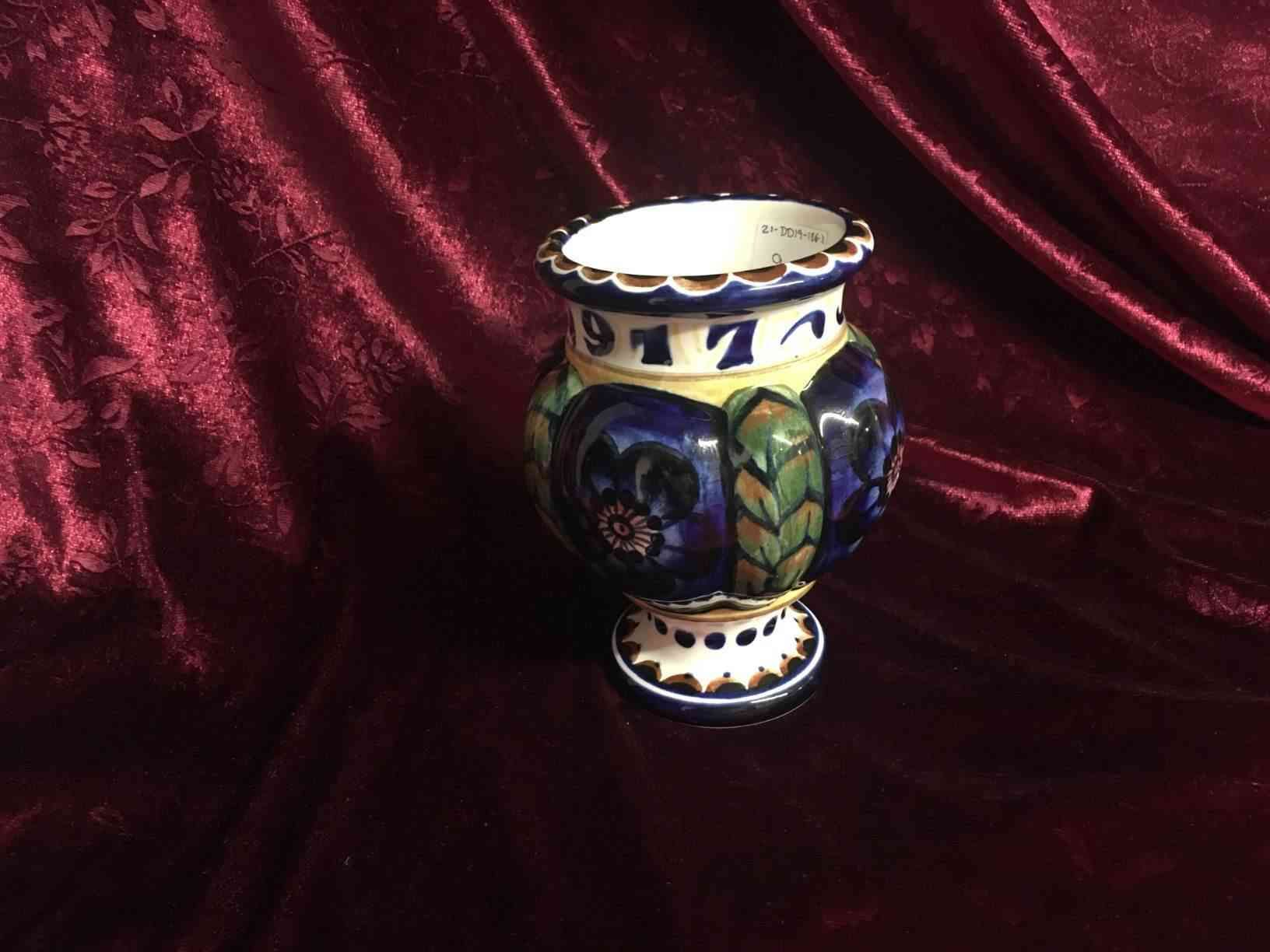 Aluminia julevase - Julen 1917, buklet vase med fod og hals, formgivet af Nils Thorsson, dekoreret med blå blomster og gran, i perfekt stand. Pris: 900,- Kr.