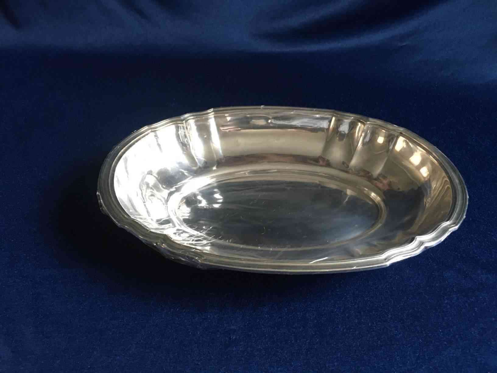 Ovalt sølvfad med lav kant 29,5 x 21,5 cm, (835) sølv fremstillet af udenlandsk mester "D", i flot stand. Pris: 3.500,- Kr.