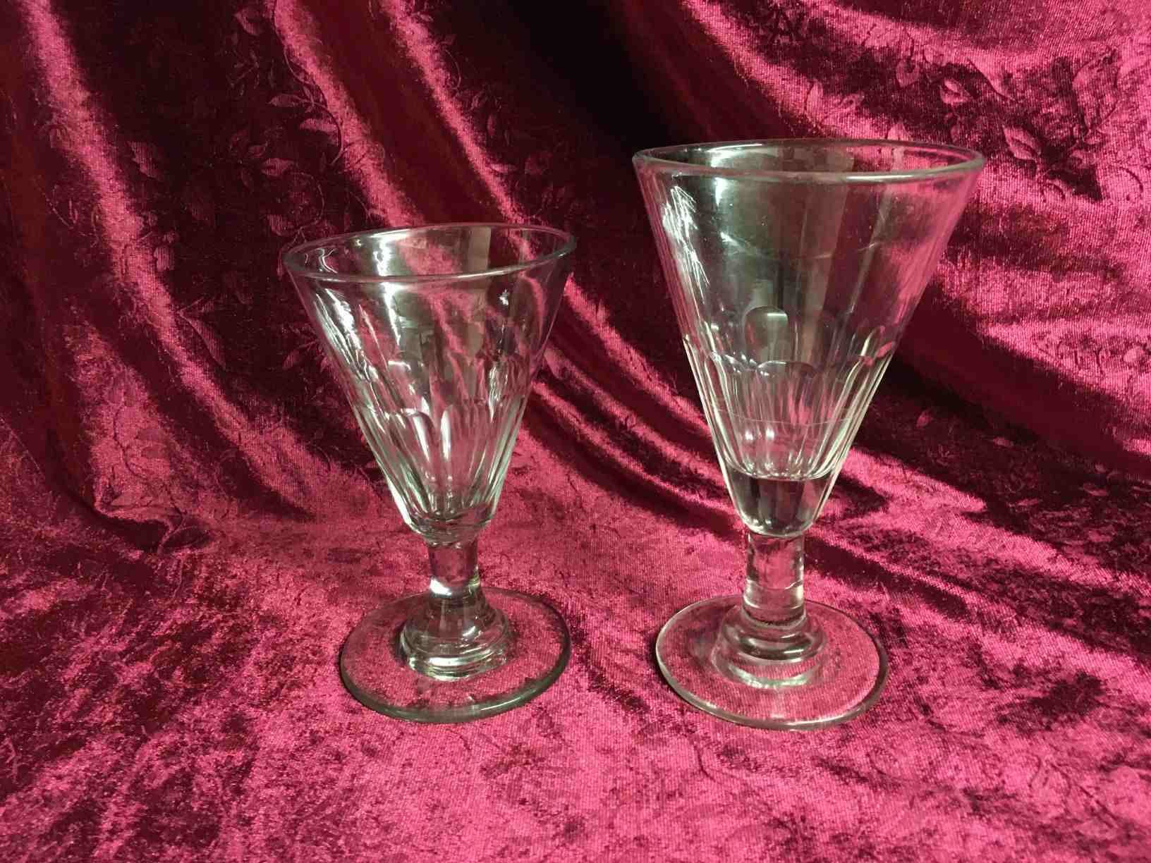 Anglais lignende glas 1880-1900 i perfekt stand. Pris: 700,- Kr. pr. stk. (2 stk.)