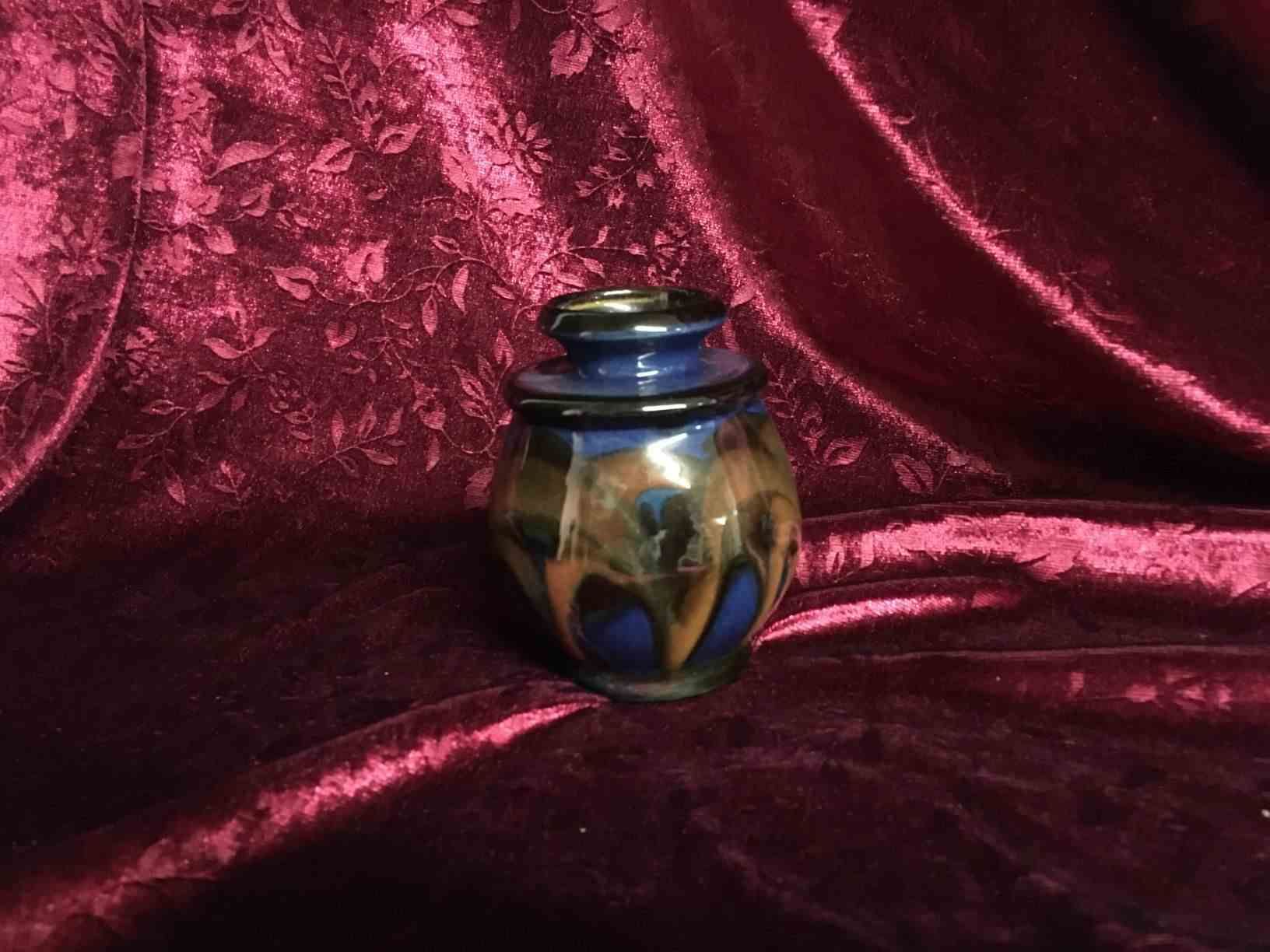 Kähler - Lav vase med kohorns glasur i blå og røde farver. Stil og farve stemmer med ca. 1910-1920. Perfekt stand. Pris: 575,- Kr.