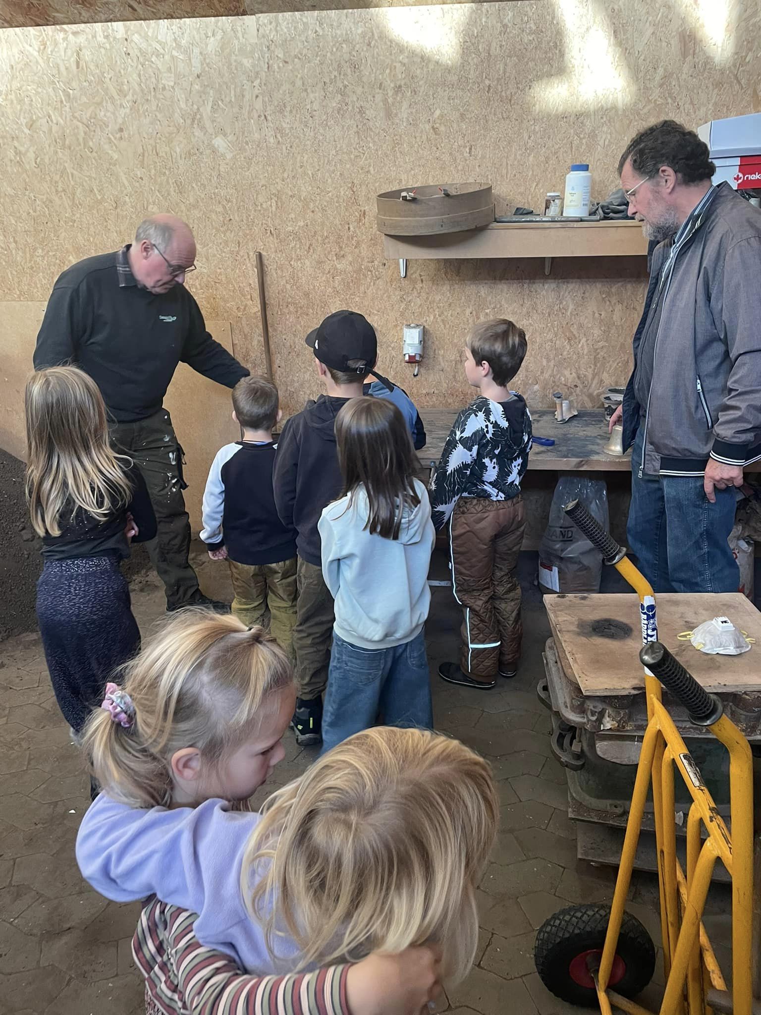 I støberiet fortælles om, hvordan bronzestøbningen foregår.