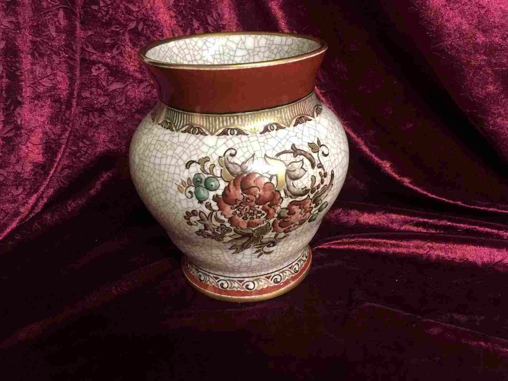 SOLGT - Dahl Jensen Krakelé vase i rødbrun dekoration Bemalet med blomster samt mønsterbort i guld. Perfekt stand.