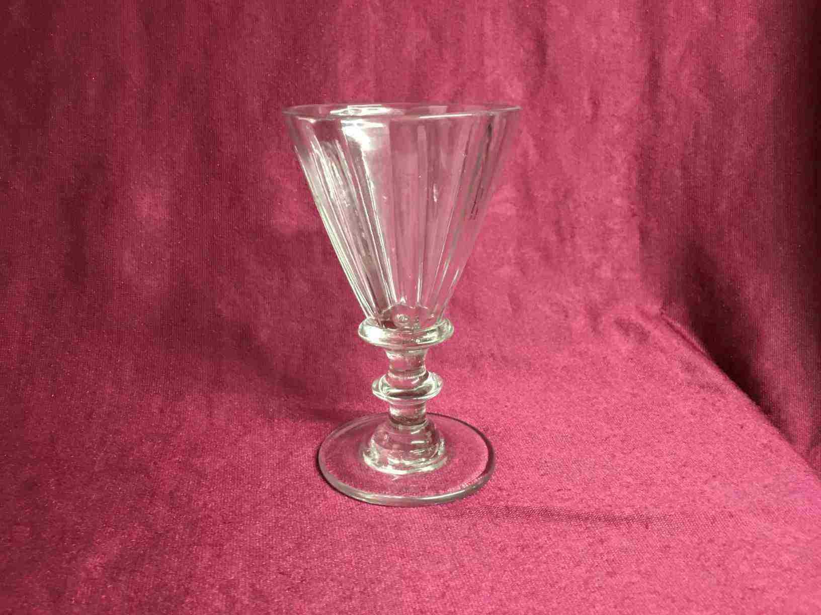 Snerleglas hvidvin, produceret hos Holmegaard og Aalborg i perioden mellem 1867-1880 12 cm høj i perfekt stand. Pris: 300,- Kr. pr. stk. (11 stk)