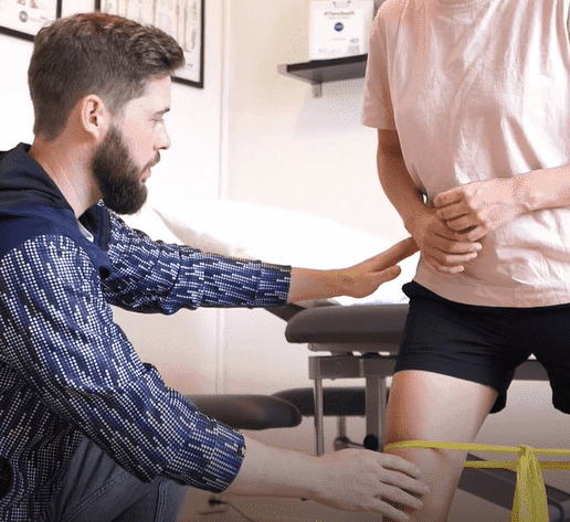 Fysioterapeut instruerer i knæøvelse