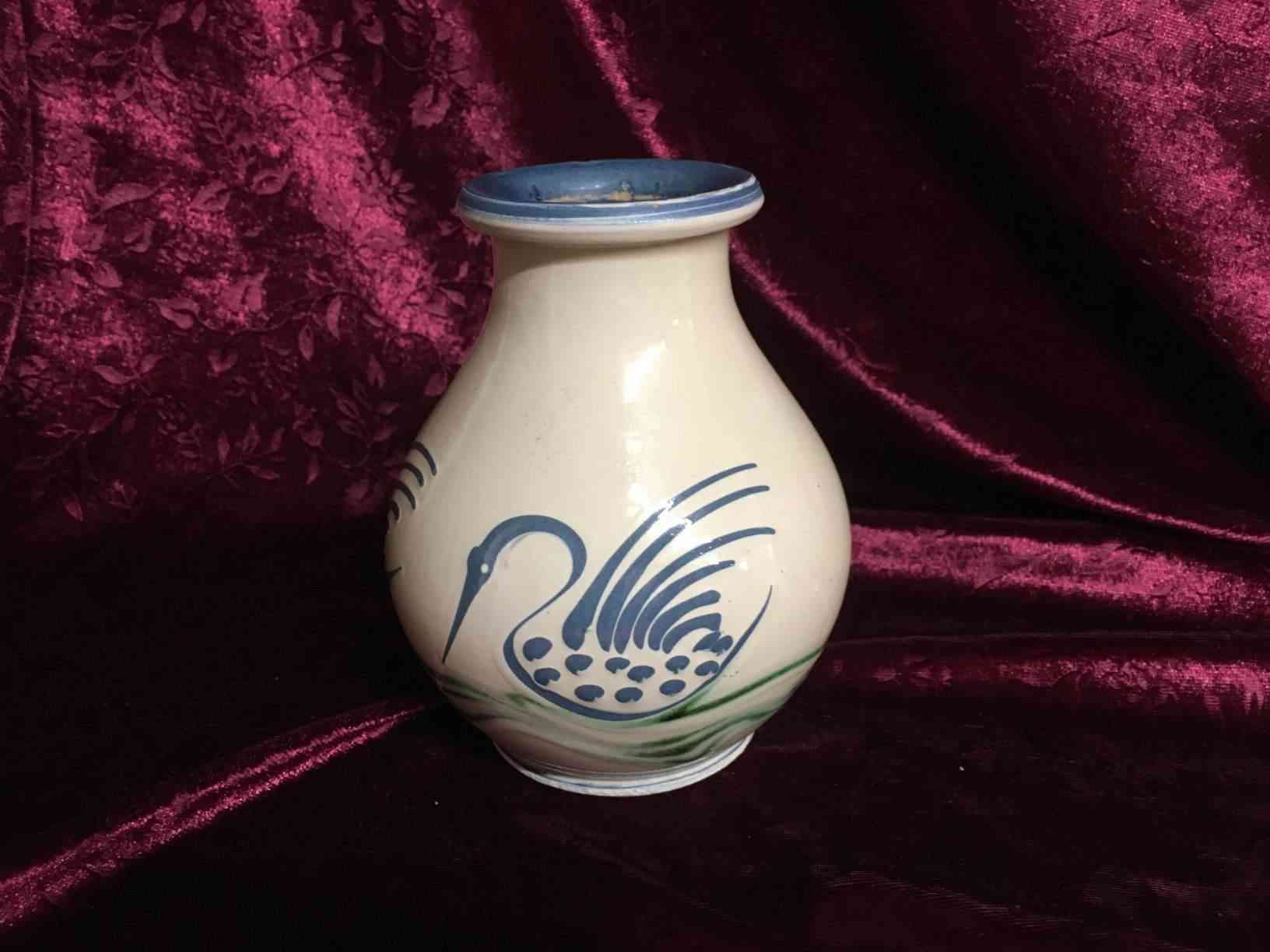 Kähler - Vase med blå svane på lys bund i perfekt stand. Bemalet af Eva Haase ca. 1940. Virkelig elegant i simpelt udtryksform. Pris: 1.500,- Kr.