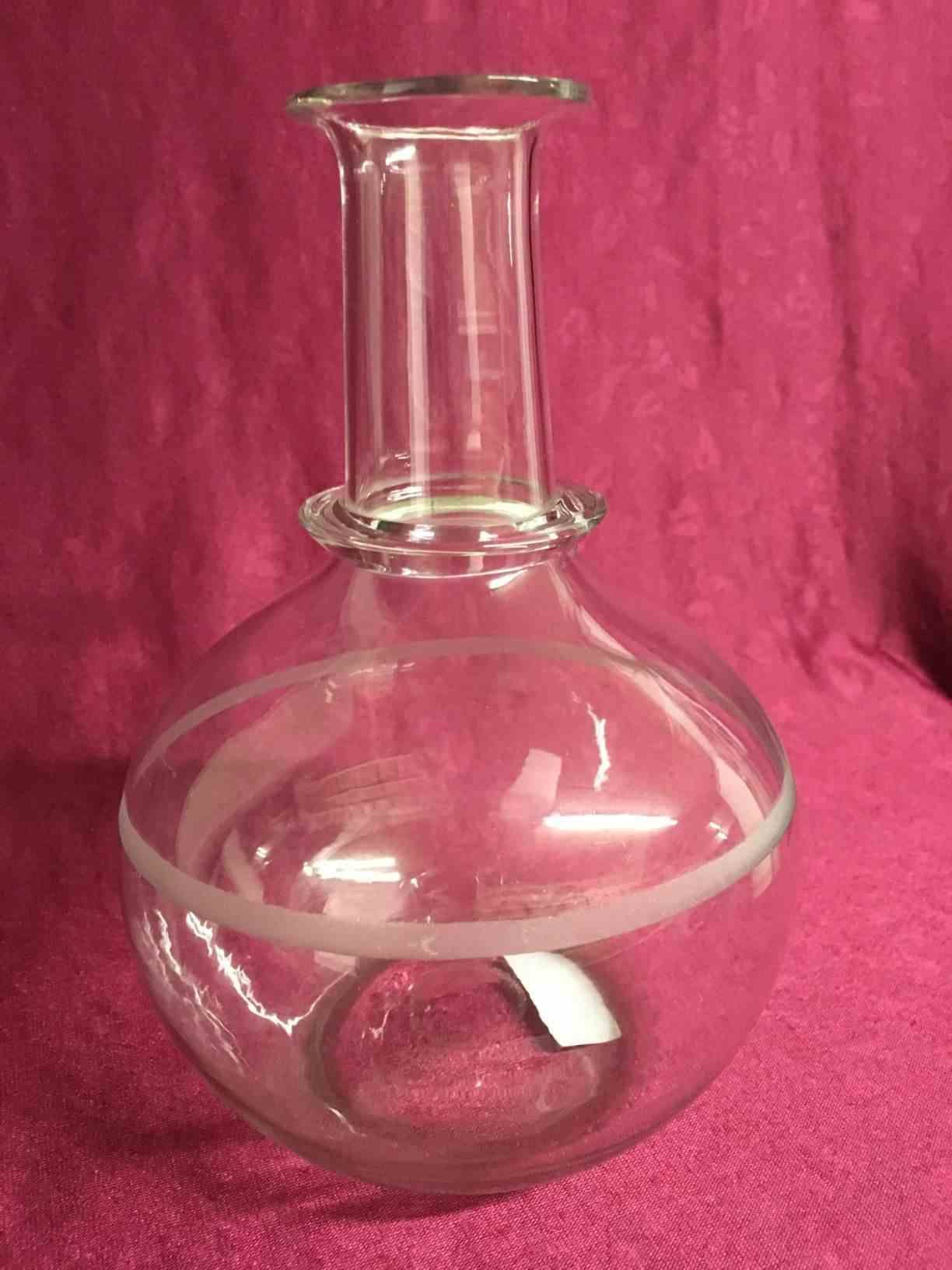 Vandkaraffel fra omkring 1900 tallet  med båndslibning i perfekt stand, overhængsglas mangler Pris: 300,- Kr.