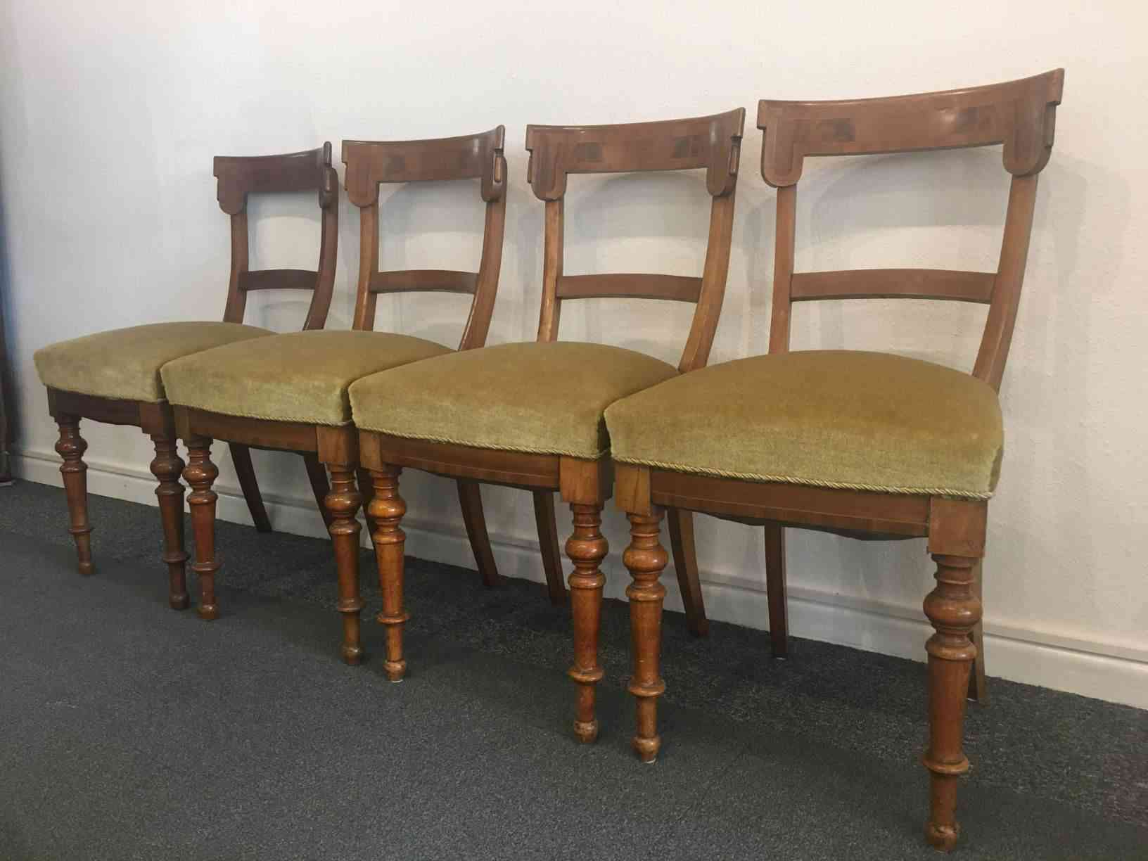 4 Salon stole med gyldent stof sæde (plyds) og flotte udskårne detaljer ca. år 1900 i meget flot stand. Pris: 3.200,- Kr.