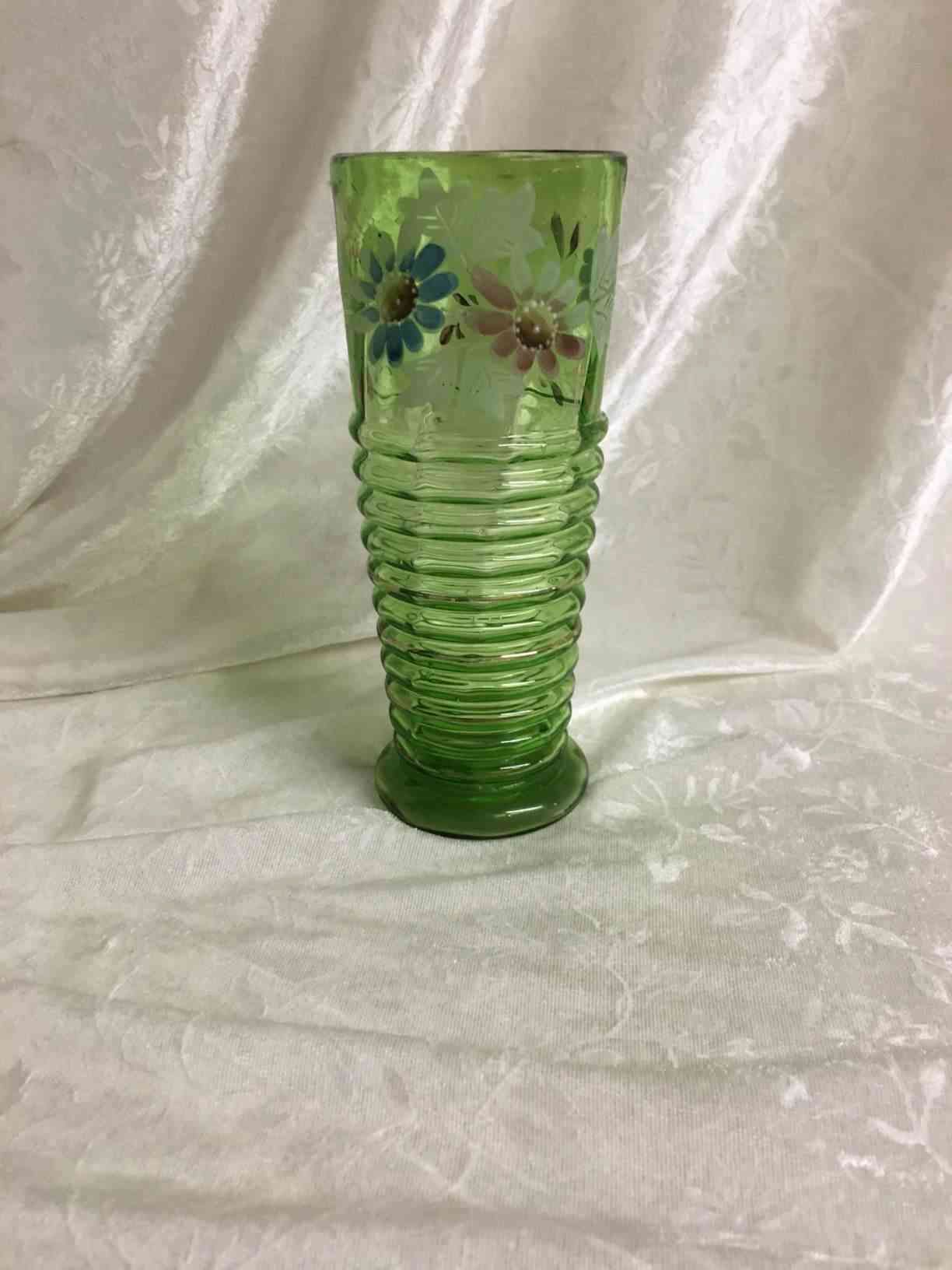Grøn vase med emalje blomster i perfekt stand. Pris: 300,- Kr.