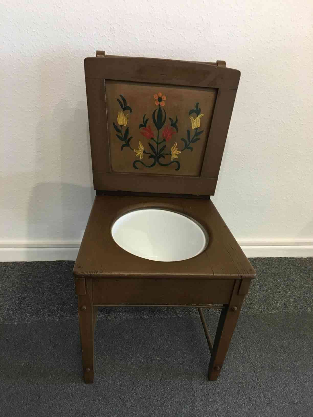 Toiletstol med original potte med blomster motiv under sæde, potte har lidt emalje afskalning. Pris: 750,- Kr.
