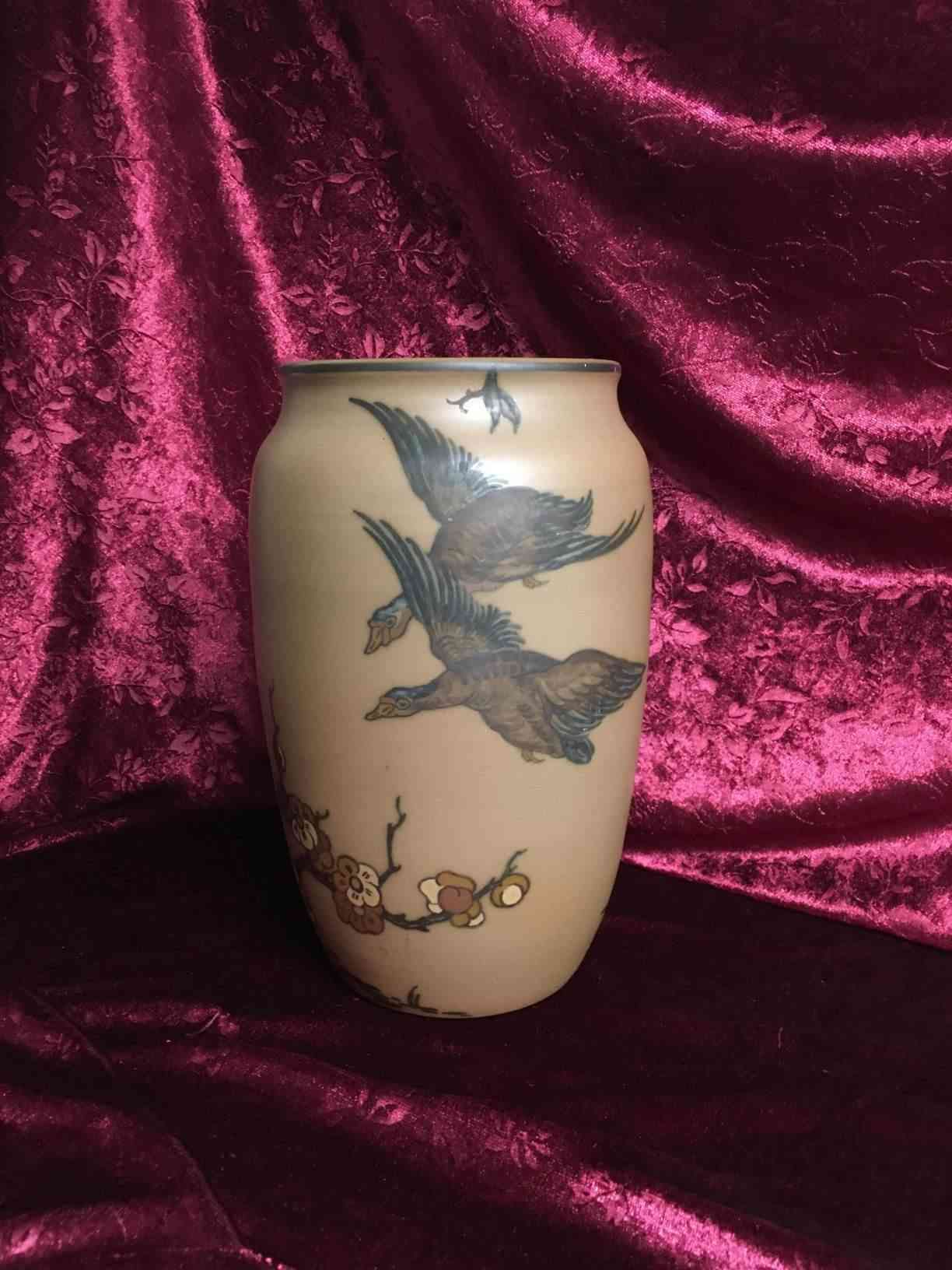 Hjorth - Vase 25 cm høj dekoreret med fugle, i perfekt stand. Produceret i 1920'erne og udtænkt af Johanne Hjorth (f. Tvede Bruhn 1879-1955). Dekorationerne er af Thora Hjorth (1875-1970), som er uddannet på malerskoler i København og på utallige studierejser, specielt til Tyskland. Pris: 800,- Kr.