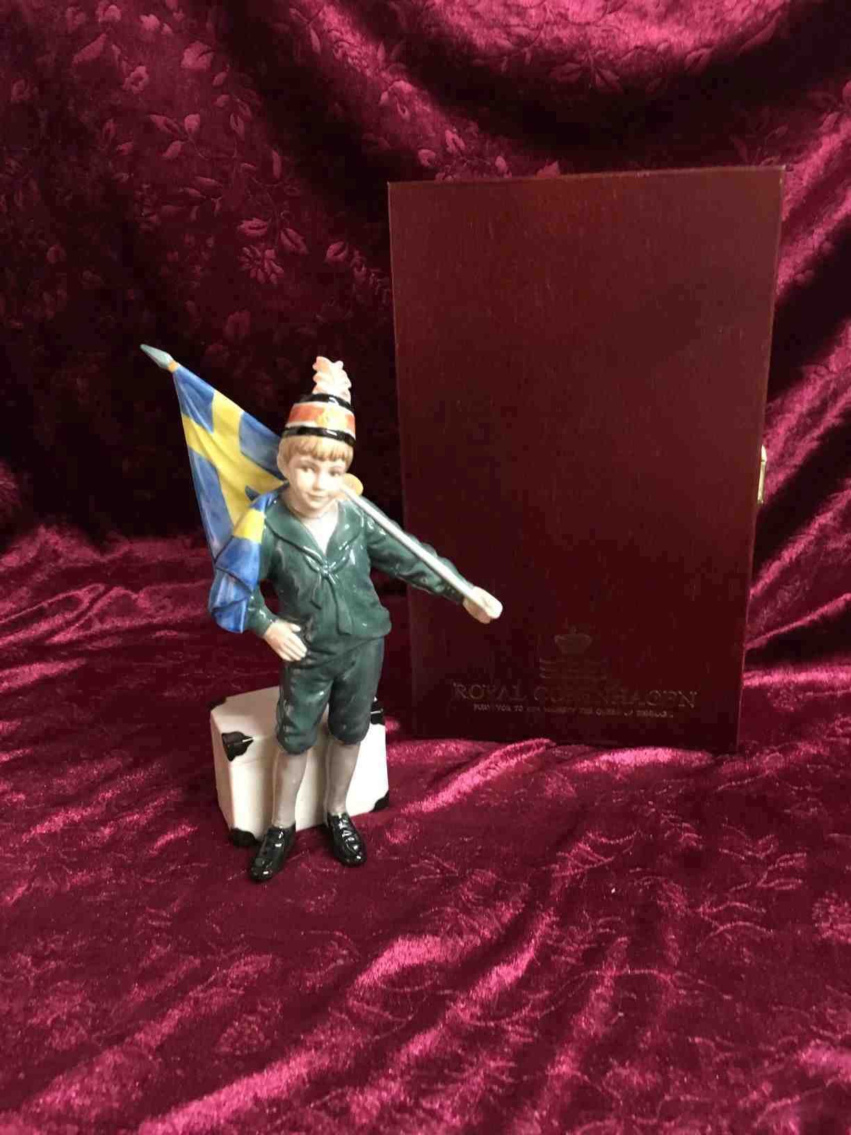 Carl Larsson "Pontus" Kongelig figur. Dreng fra Sverige med svensk flag og kiste 18 cm. med original trækasse. Begrænset oplag dette er nr. 204 af 7500. I perfekt stand. Pris: Solgt