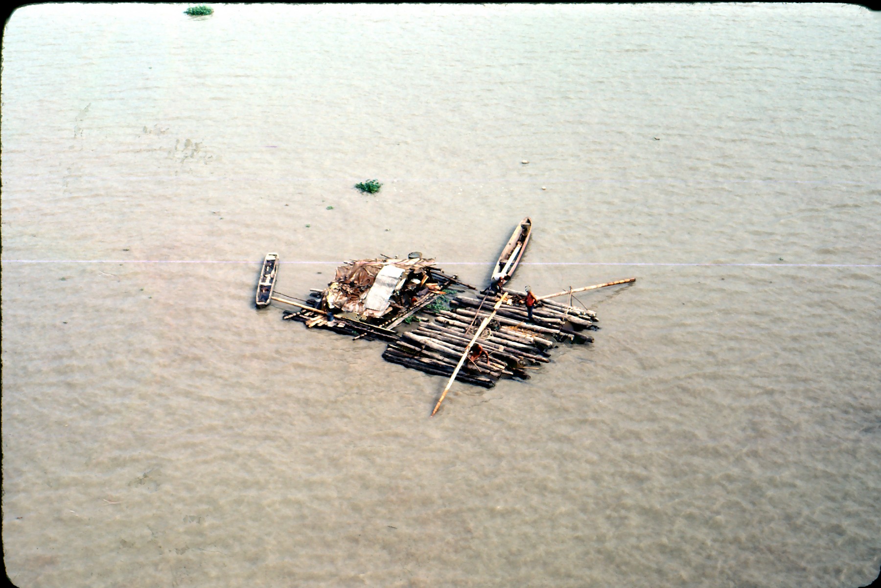 tømmerflåde passerede forbi på ankerplads ved Guayaquil