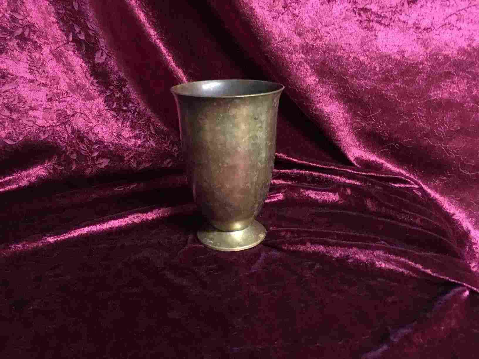 Just Andersen - Vase i let bronze LB1594, mindre bule på fodrand, derfor den lave pris. 14,5 cm høj, formgivet i 1934 af Just Andersen, kaldet ”Vase på rund fod”. Pris: 900,- Kr.