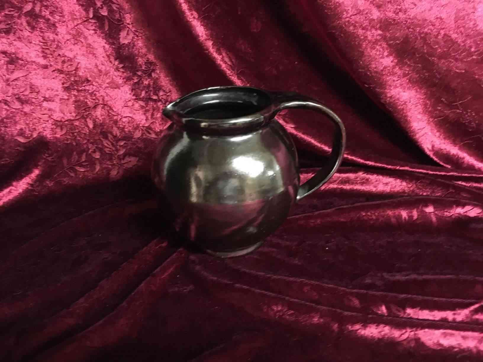 Kähler - Mælkekande med sort lustreglasur fra perioden omkring start 1900 tallet i perfekt stand. Pris: 1.200,- Kr.