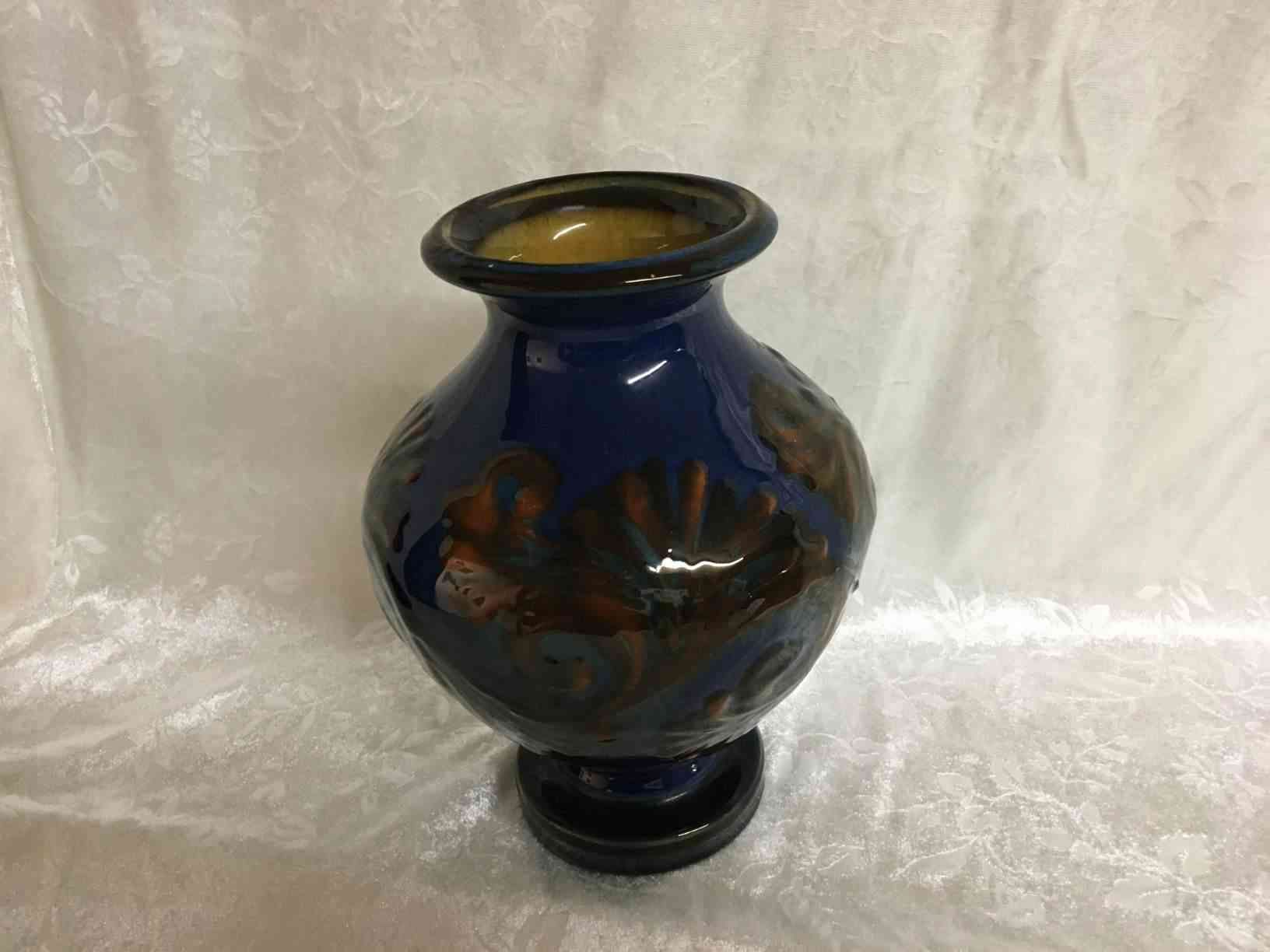 Kähler - Vase i rød/ blå og brun farve og kohorn glasur i perfekt stand. Vasen er fra perioden 1915-1925 og dekorationen er typisk Sofie eller Nelly Lundstein. Pris: 2.400,- Kr.