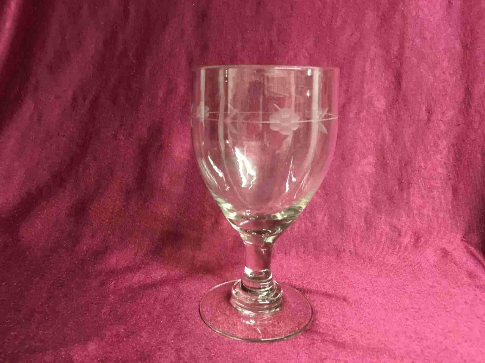 Hogla, som Jacob E. Bang kaldte glasset, er en sammentrækning af ”HOlmegaard GLAs”. Glasset blev designet i 1928 og udgik af produktion i 1940. Dette med blomster slibning i perfekt stand. Pris: 375,- Kr. pr. stk