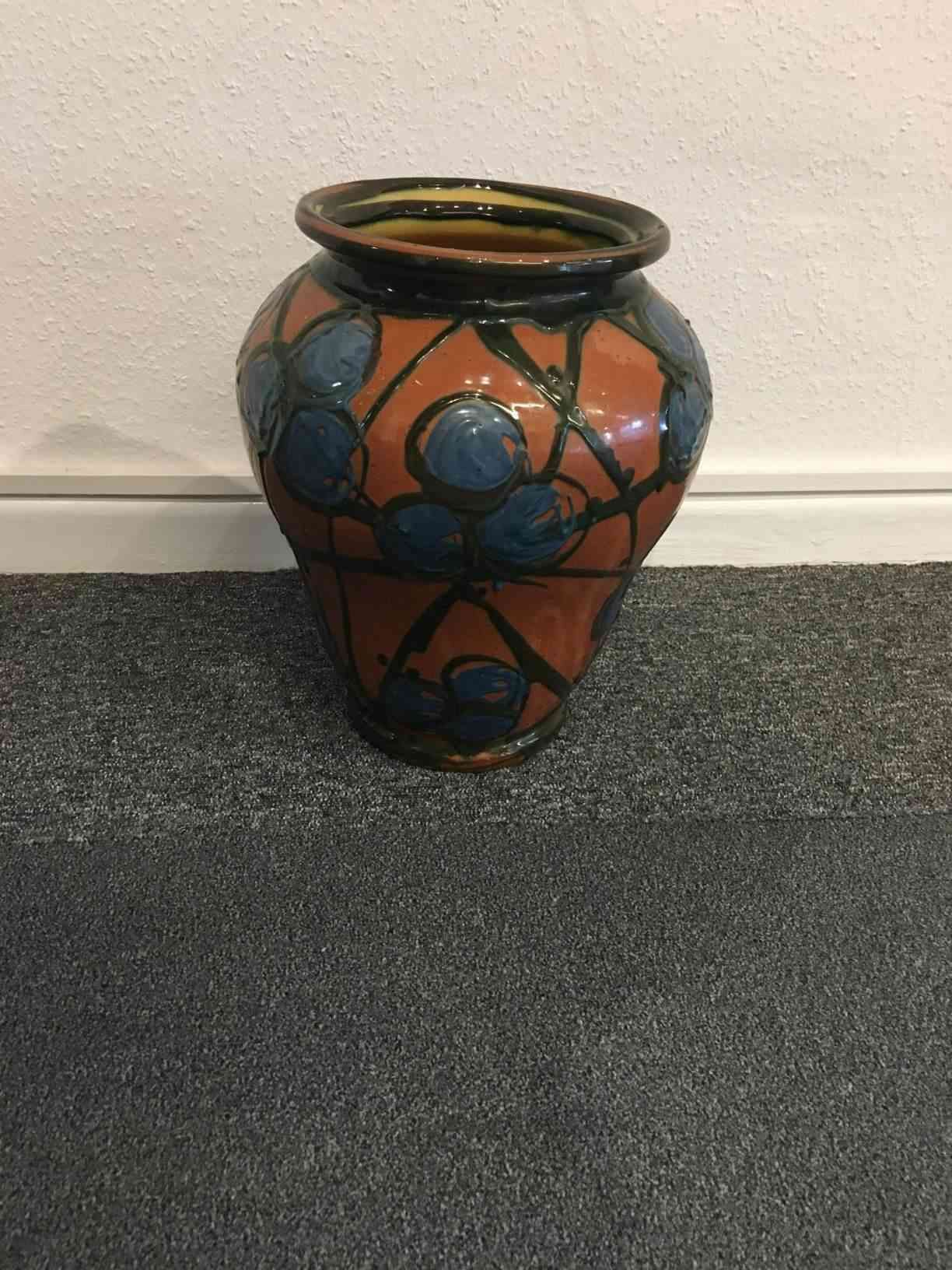 Gulv vase fra Kähler 34 cm høj rød bundfarve med blå, og brun kohorn glasur. Stil og farvemæssigt er vasen produceret omkring 1910 og bemalet af Signe Steffensen. Perfekt stand.  Pris: 4.000,- Kr.
