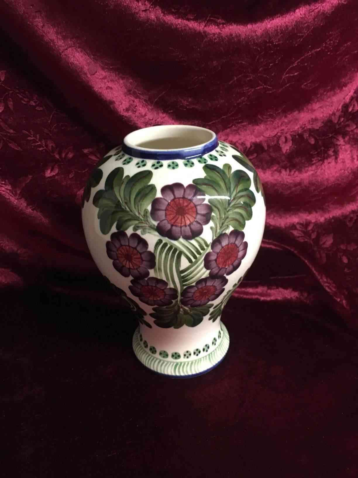 Aluminia -   Vase 438/394, formgivet af Harald Slott-Møller i 1905, dekoration ”Røde stråleblomster”, 17 cm høj, med reparation. Pris: 450,- Kr.