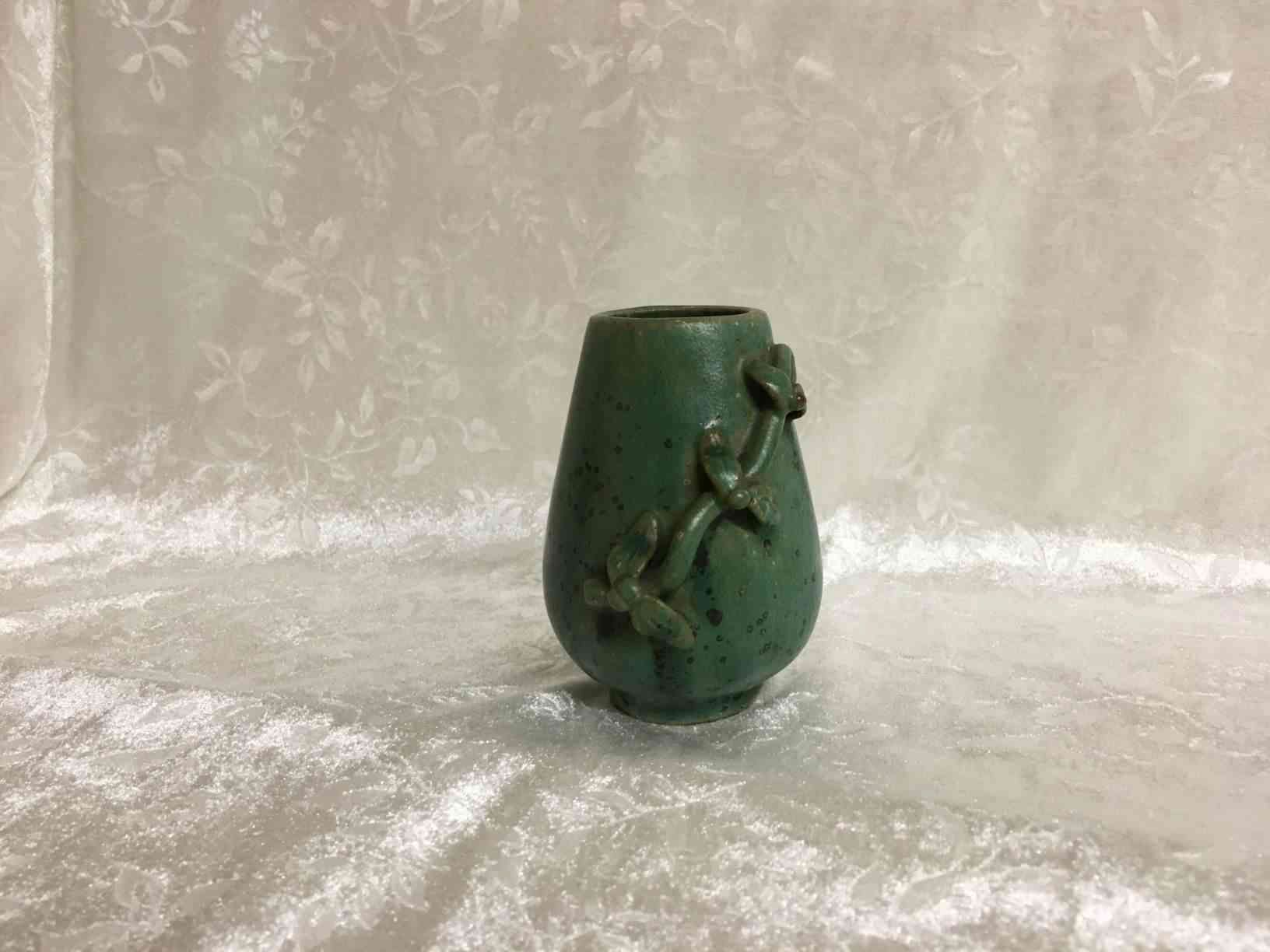 Arne Bang vase 9 cm høj med sjælden grøn glasur samt modellering. I perfekt stand. Pris: 4.500,- Kr.